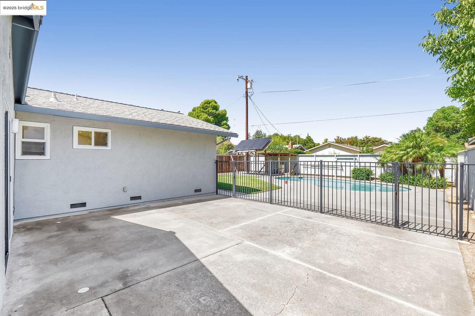 Detail Gallery Image 28 of 33 For 2011 Regis Dr, Davis,  CA 95618 - 3 Beds | 2 Baths