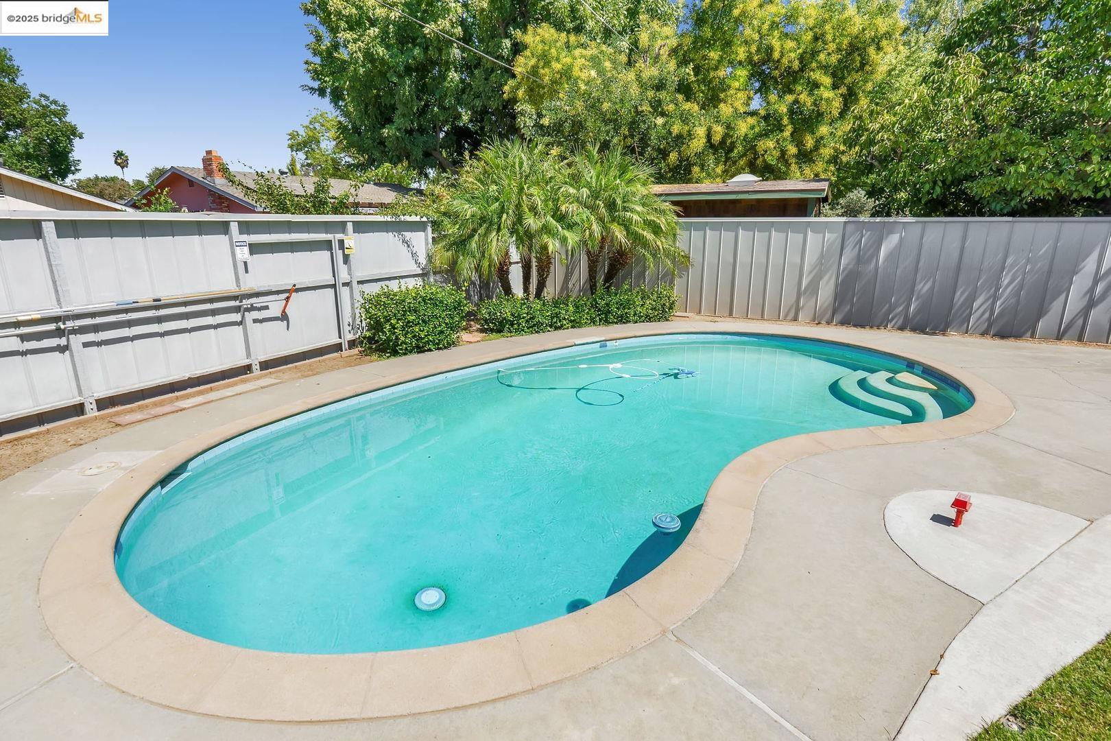 Detail Gallery Image 29 of 33 For 2011 Regis Dr, Davis,  CA 95618 - 3 Beds | 2 Baths