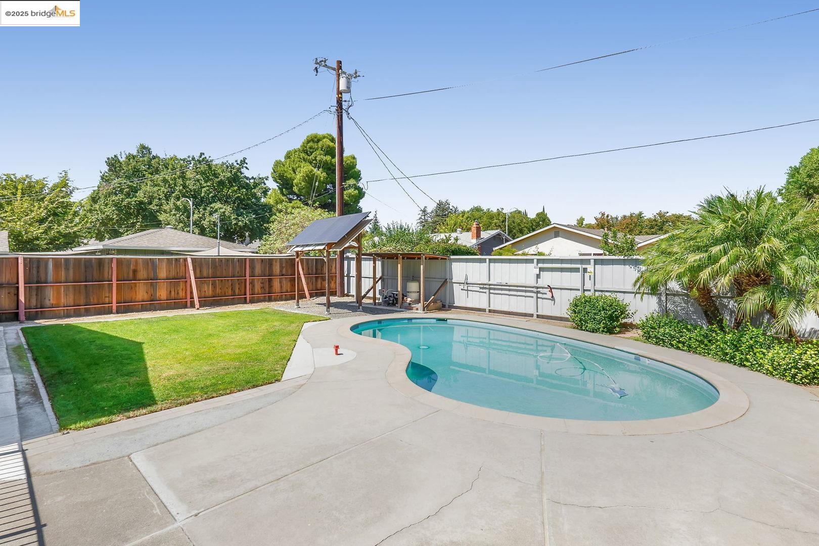 Detail Gallery Image 30 of 33 For 2011 Regis Dr, Davis,  CA 95618 - 3 Beds | 2 Baths
