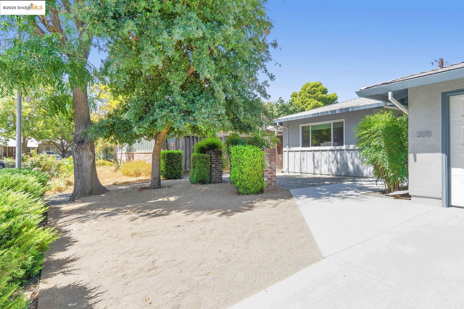 Detail Gallery Image 4 of 33 For 2011 Regis Dr, Davis,  CA 95618 - 3 Beds | 2 Baths