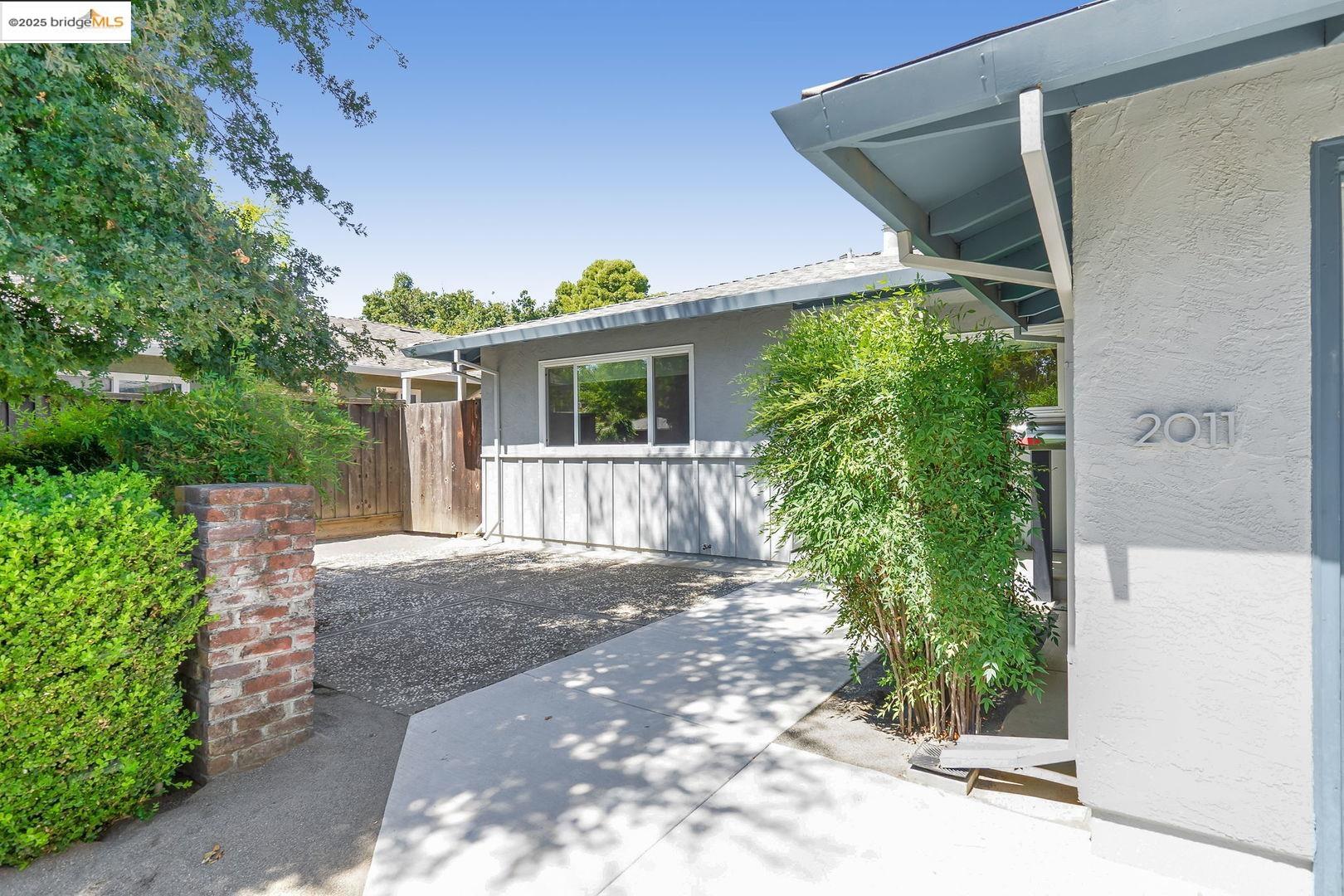 Detail Gallery Image 5 of 33 For 2011 Regis Dr, Davis,  CA 95618 - 3 Beds | 2 Baths