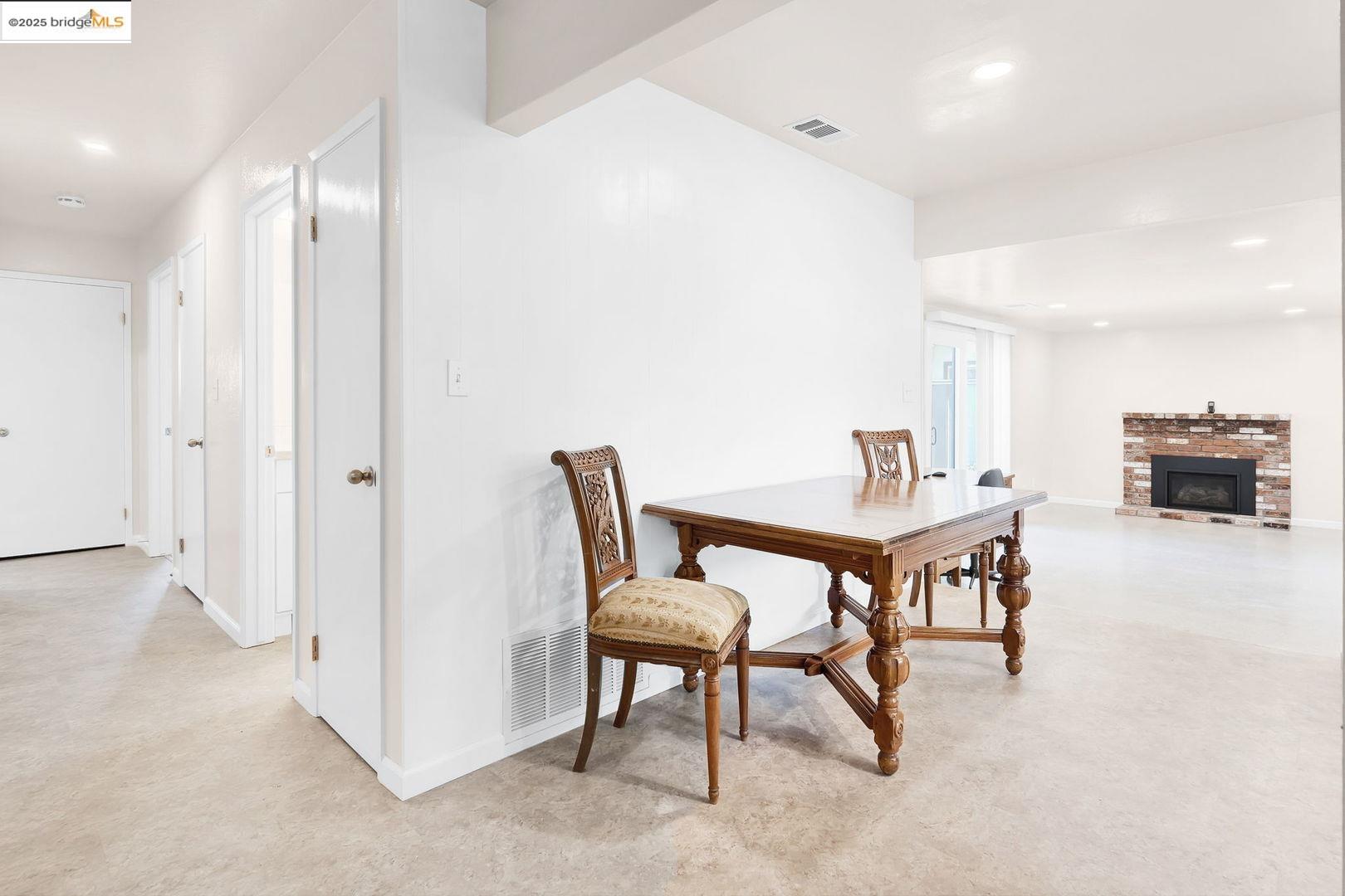 Detail Gallery Image 10 of 33 For 2011 Regis Dr, Davis,  CA 95618 - 3 Beds | 2 Baths