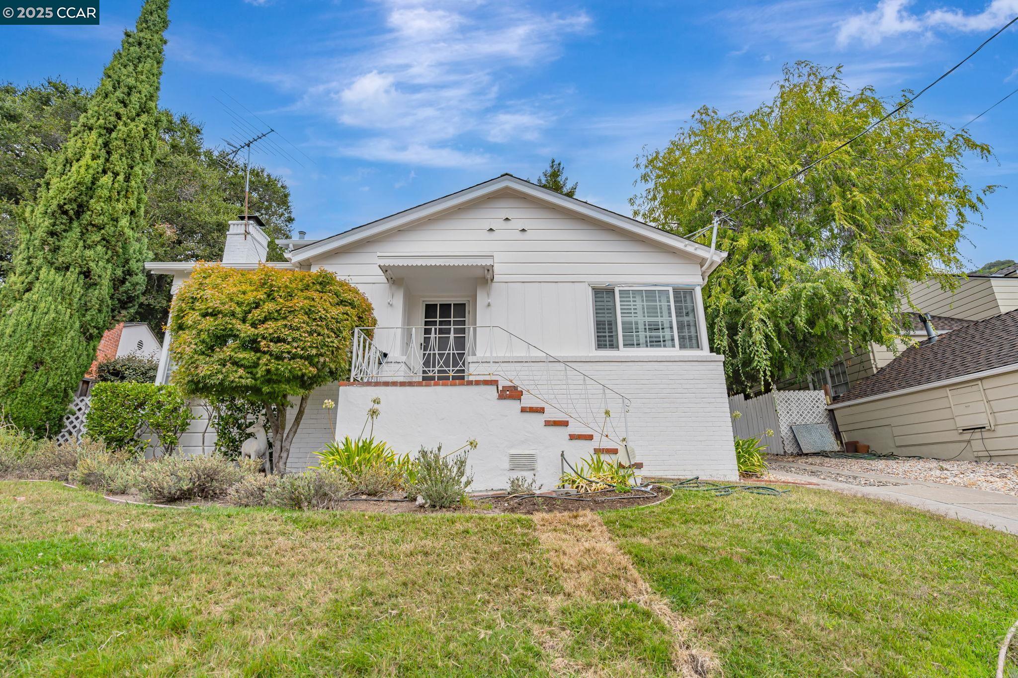 Detail Gallery Image 2 of 33 For 147 Covington St, Oakland,  CA 94605 - 4 Beds | 2 Baths