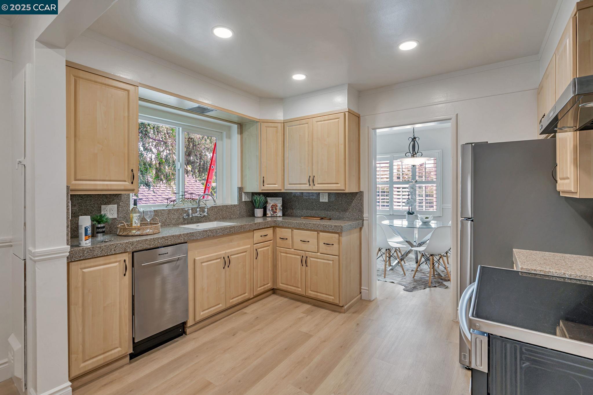 Detail Gallery Image 8 of 33 For 147 Covington St, Oakland,  CA 94605 - 4 Beds | 2 Baths