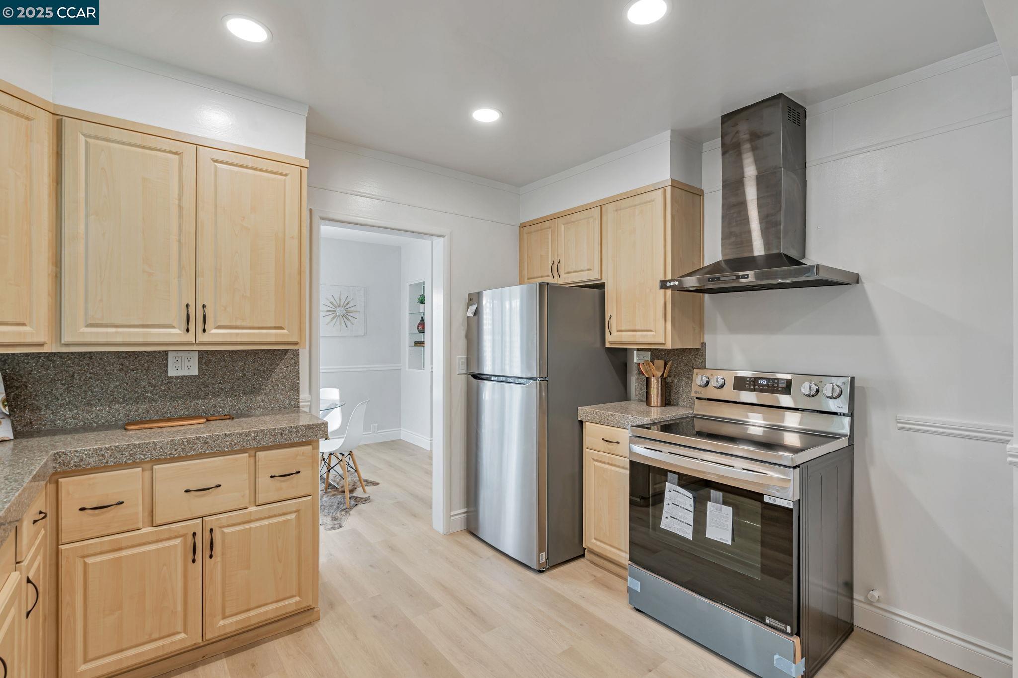 Detail Gallery Image 9 of 33 For 147 Covington St, Oakland,  CA 94605 - 4 Beds | 2 Baths