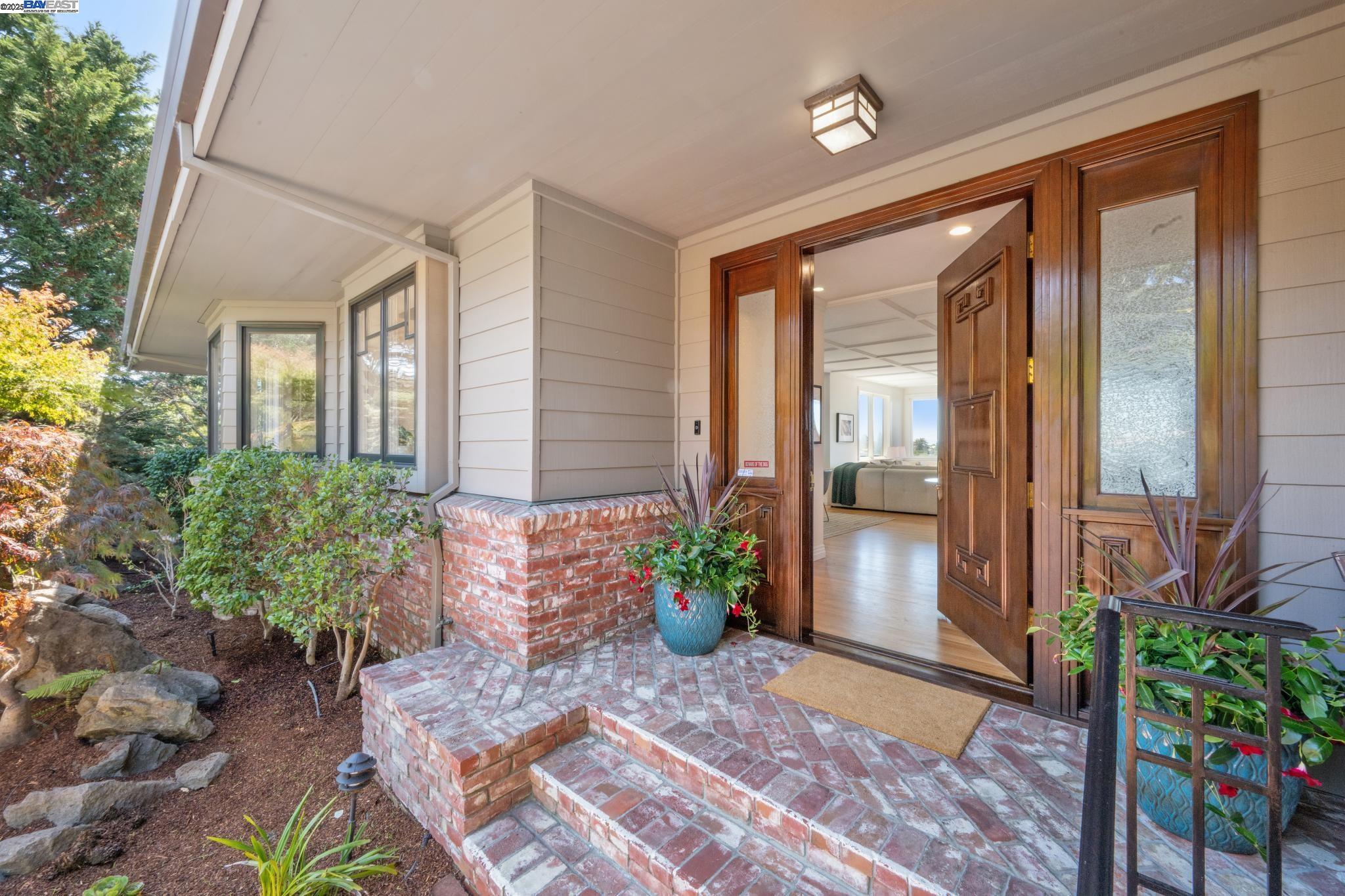 Detail Gallery Image 12 of 60 For 64 Roble Road, Oakland,  CA 94618 - 4 Beds | 4/1 Baths