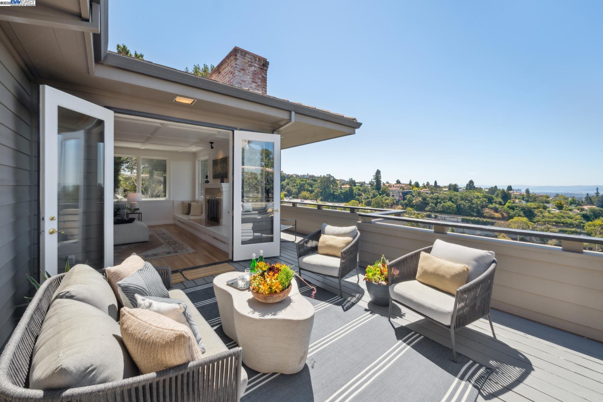 Detail Gallery Image 18 of 60 For 64 Roble Road, Oakland,  CA 94618 - 4 Beds | 4/1 Baths