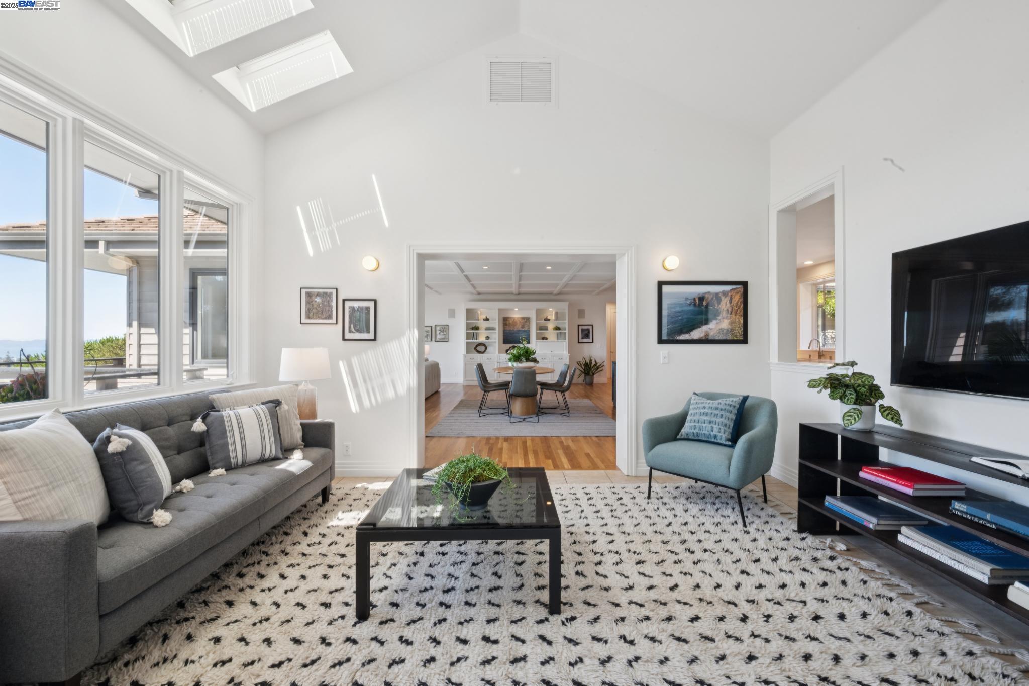 Detail Gallery Image 23 of 60 For 64 Roble Road, Oakland,  CA 94618 - 4 Beds | 4/1 Baths
