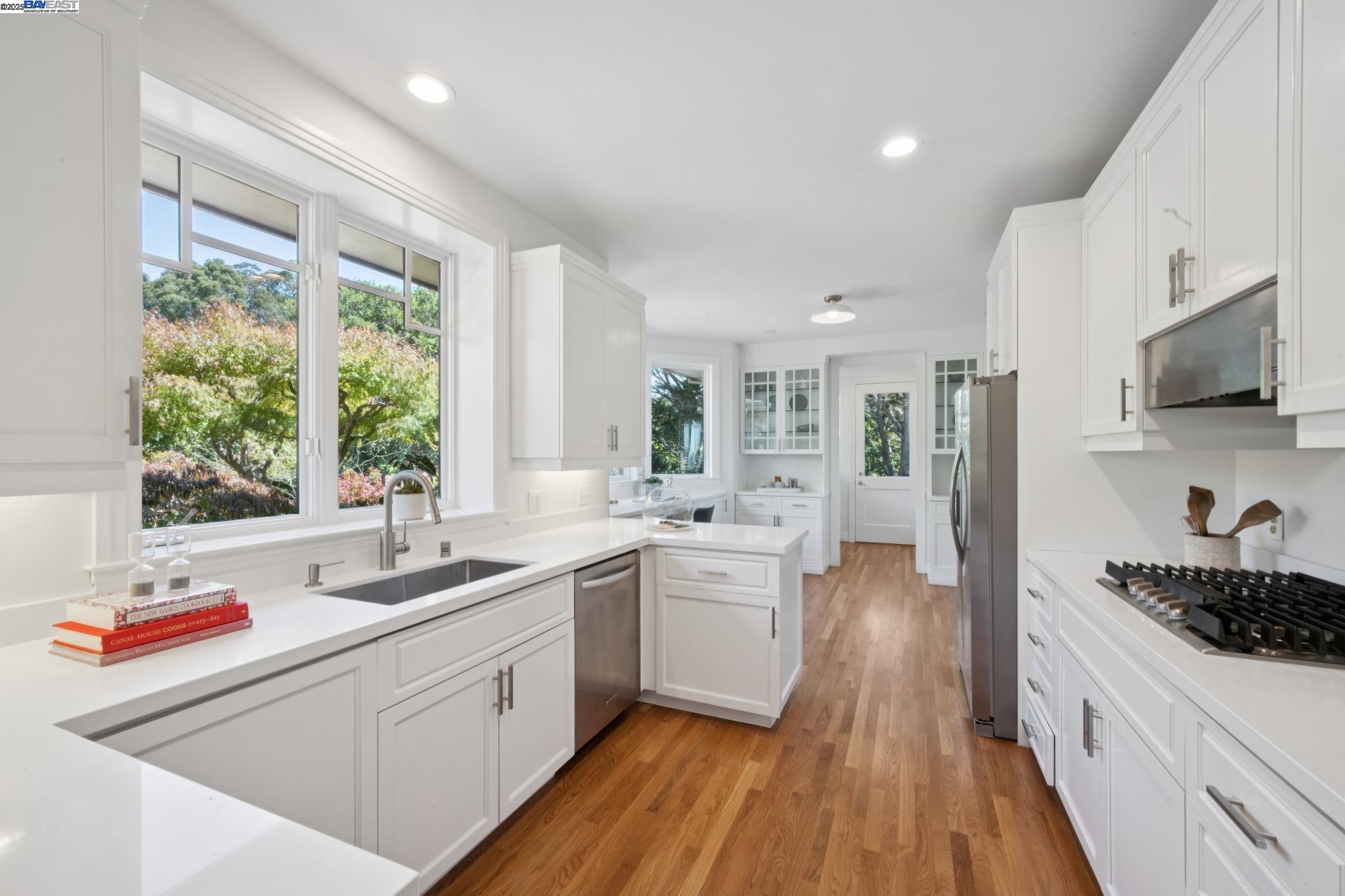 Detail Gallery Image 26 of 60 For 64 Roble Road, Oakland,  CA 94618 - 4 Beds | 4/1 Baths