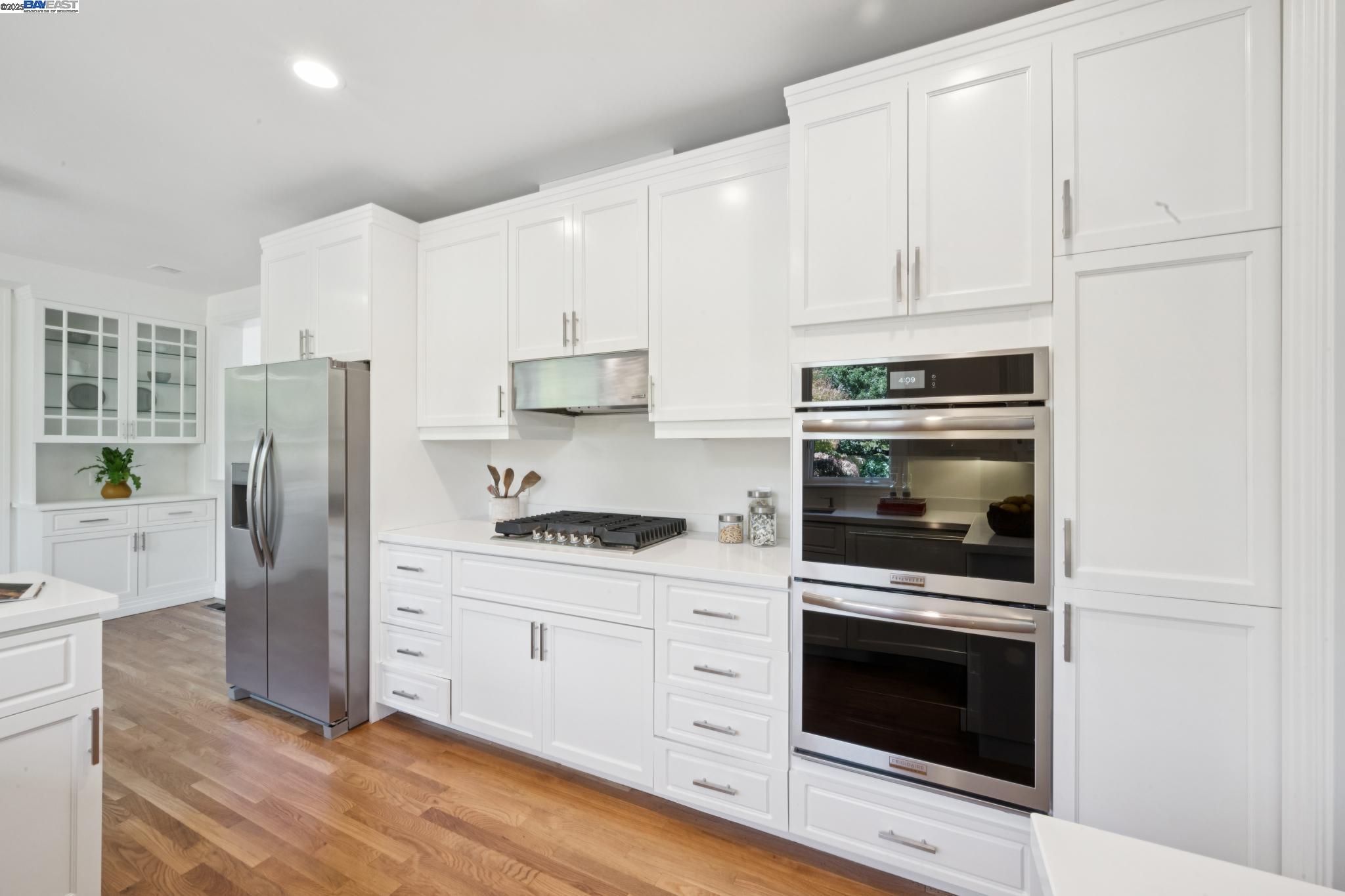 Detail Gallery Image 28 of 60 For 64 Roble Road, Oakland,  CA 94618 - 4 Beds | 4/1 Baths