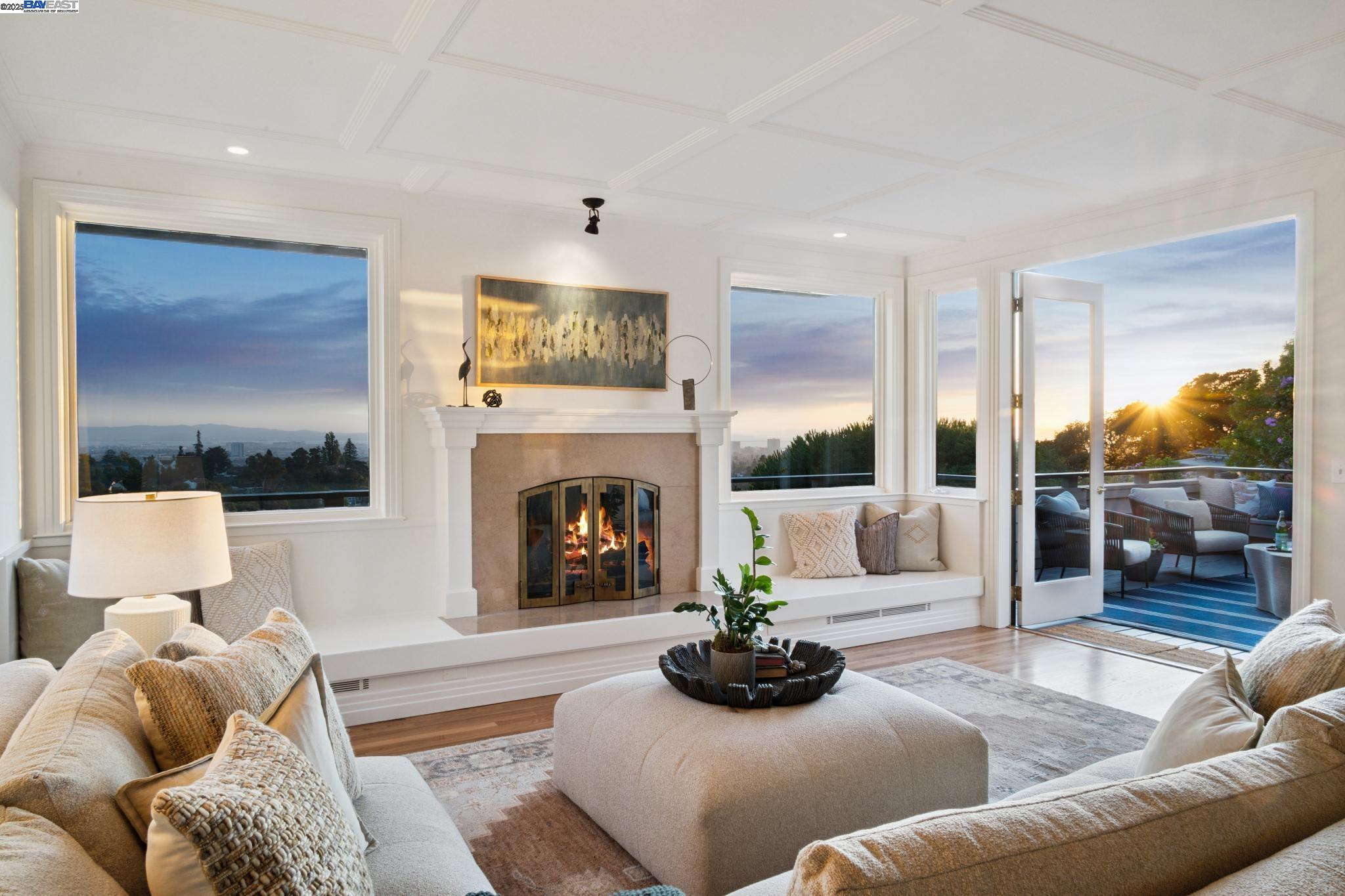 Detail Gallery Image 4 of 60 For 64 Roble Road, Oakland,  CA 94618 - 4 Beds | 4/1 Baths
