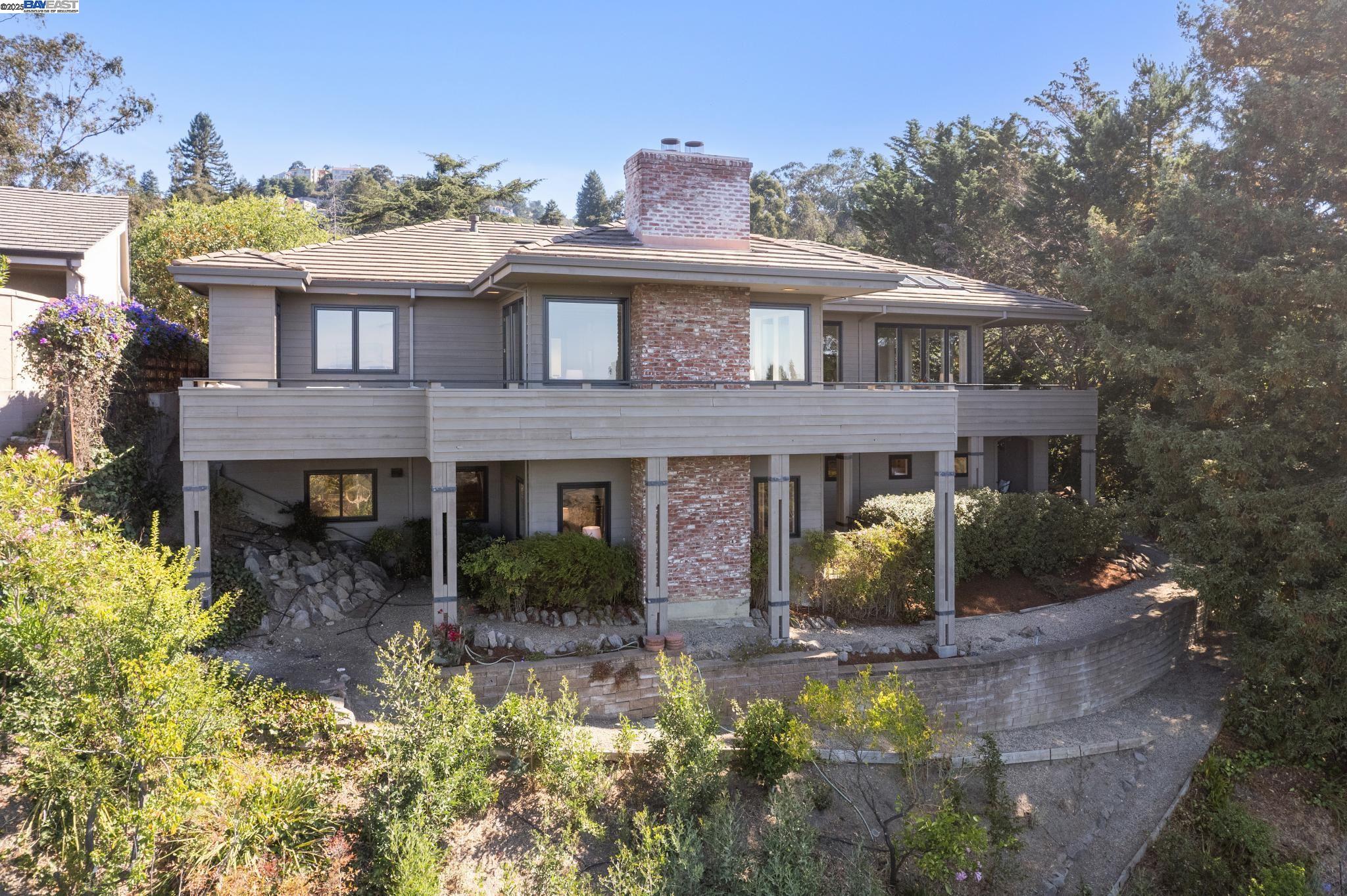 Detail Gallery Image 5 of 60 For 64 Roble Road, Oakland,  CA 94618 - 4 Beds | 4/1 Baths