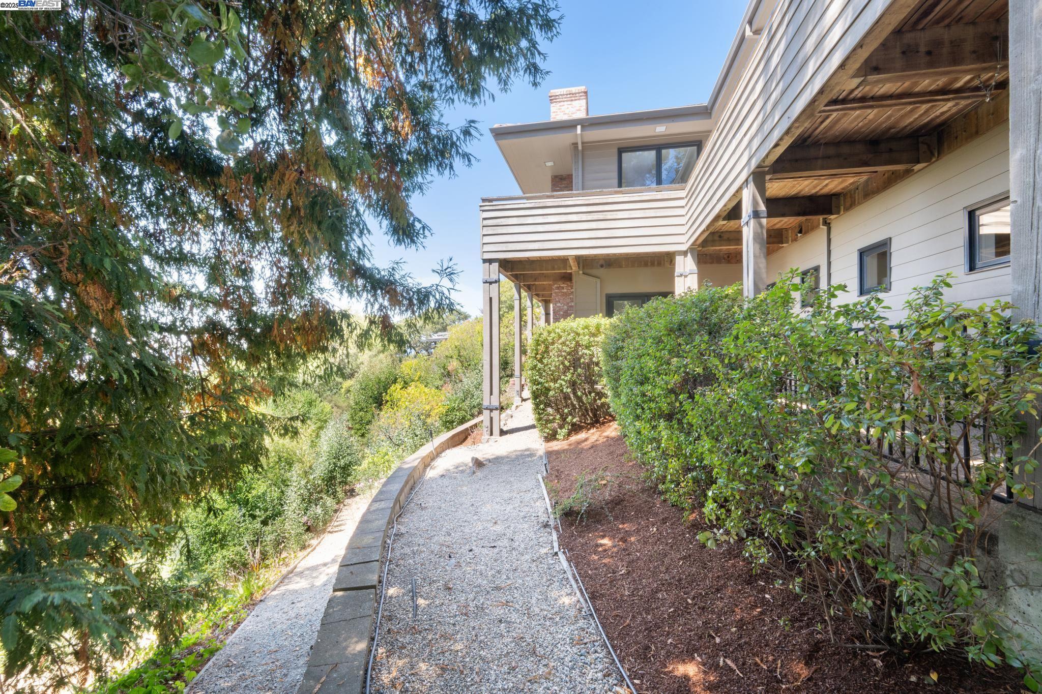 Detail Gallery Image 48 of 60 For 64 Roble Road, Oakland,  CA 94618 - 4 Beds | 4/1 Baths
