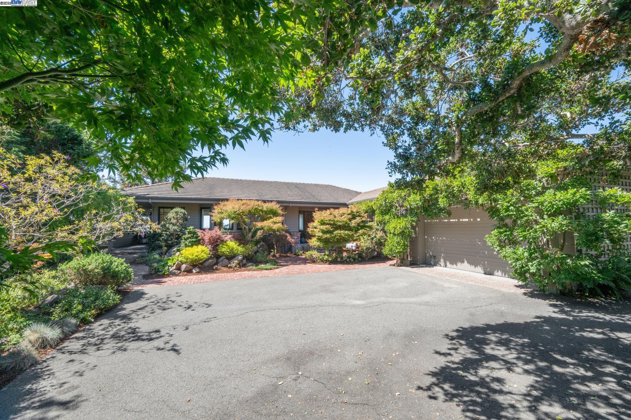 Detail Gallery Image 9 of 60 For 64 Roble Road, Oakland,  CA 94618 - 4 Beds | 4/1 Baths