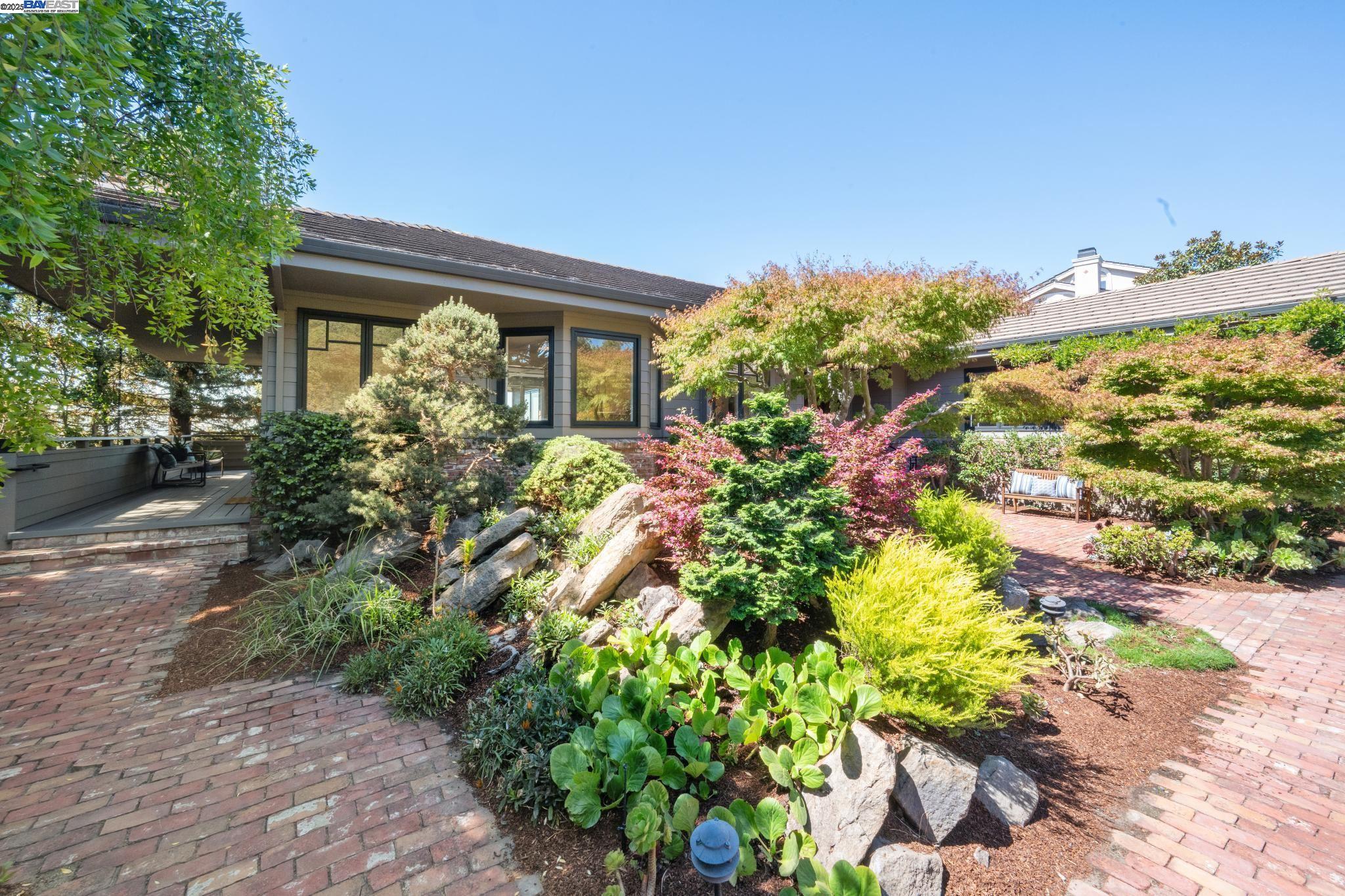 Detail Gallery Image 10 of 60 For 64 Roble Road, Oakland,  CA 94618 - 4 Beds | 4/1 Baths