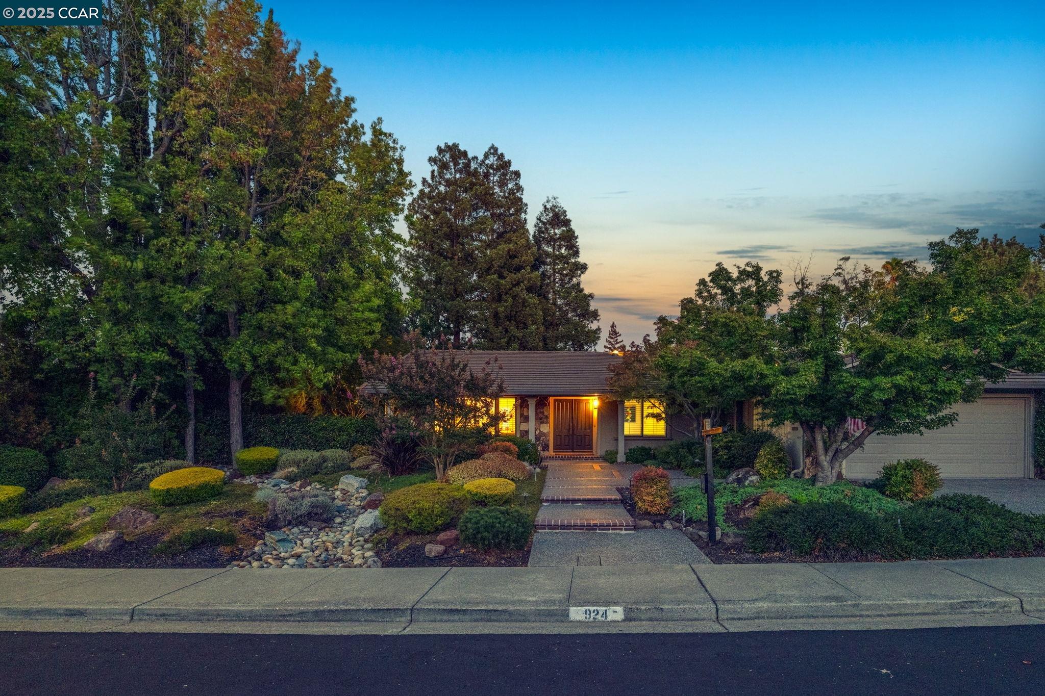 Detail Gallery Image 4 of 57 For 924 Cheyenne Dr, Walnut Creek,  CA 94598 - 4 Beds | 2 Baths