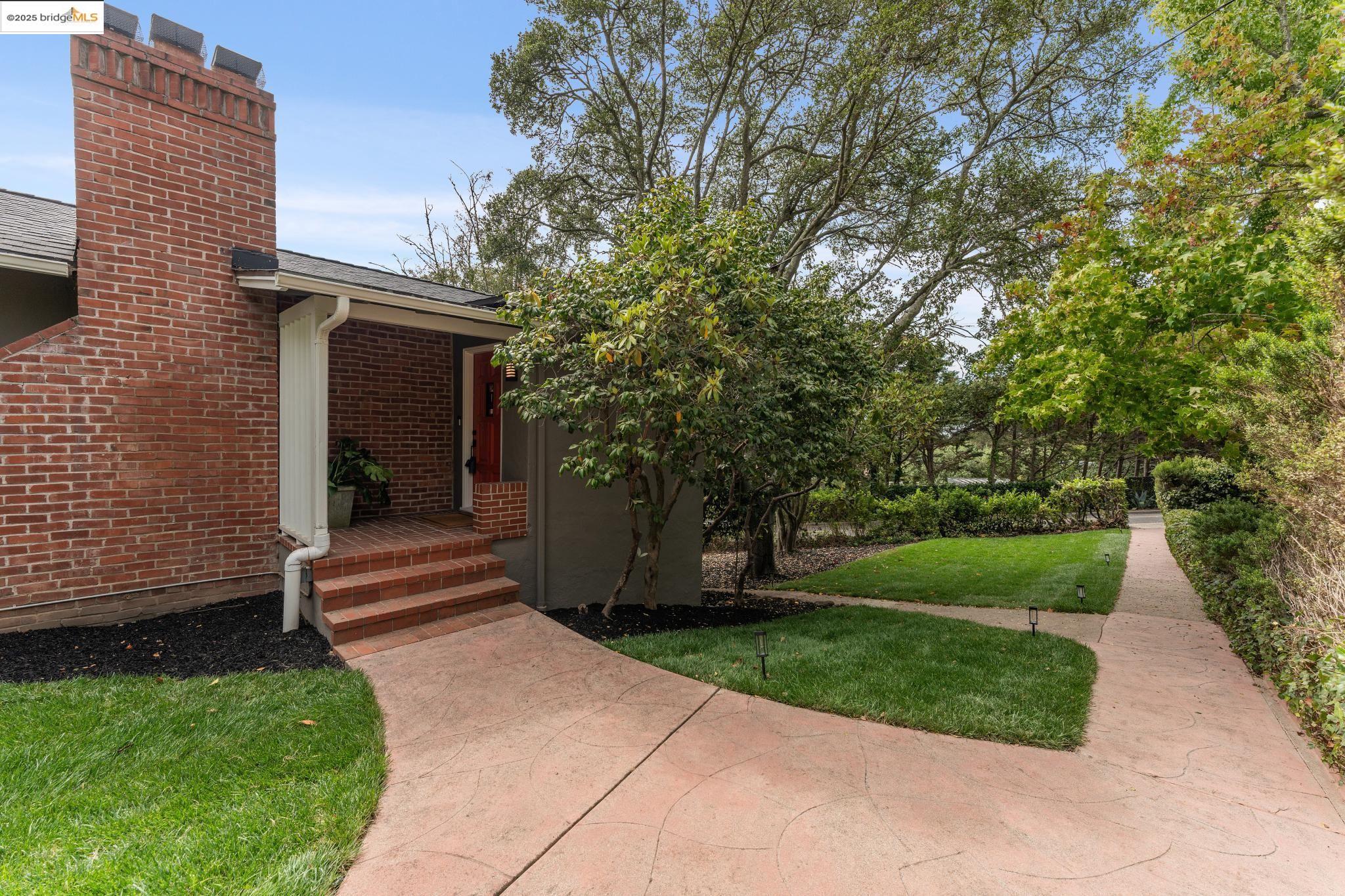 Detail Gallery Image 4 of 60 For 1057 Arlington Blvd, El Cerrito,  CA 94530-2705 - 5 Beds | 3 Baths
