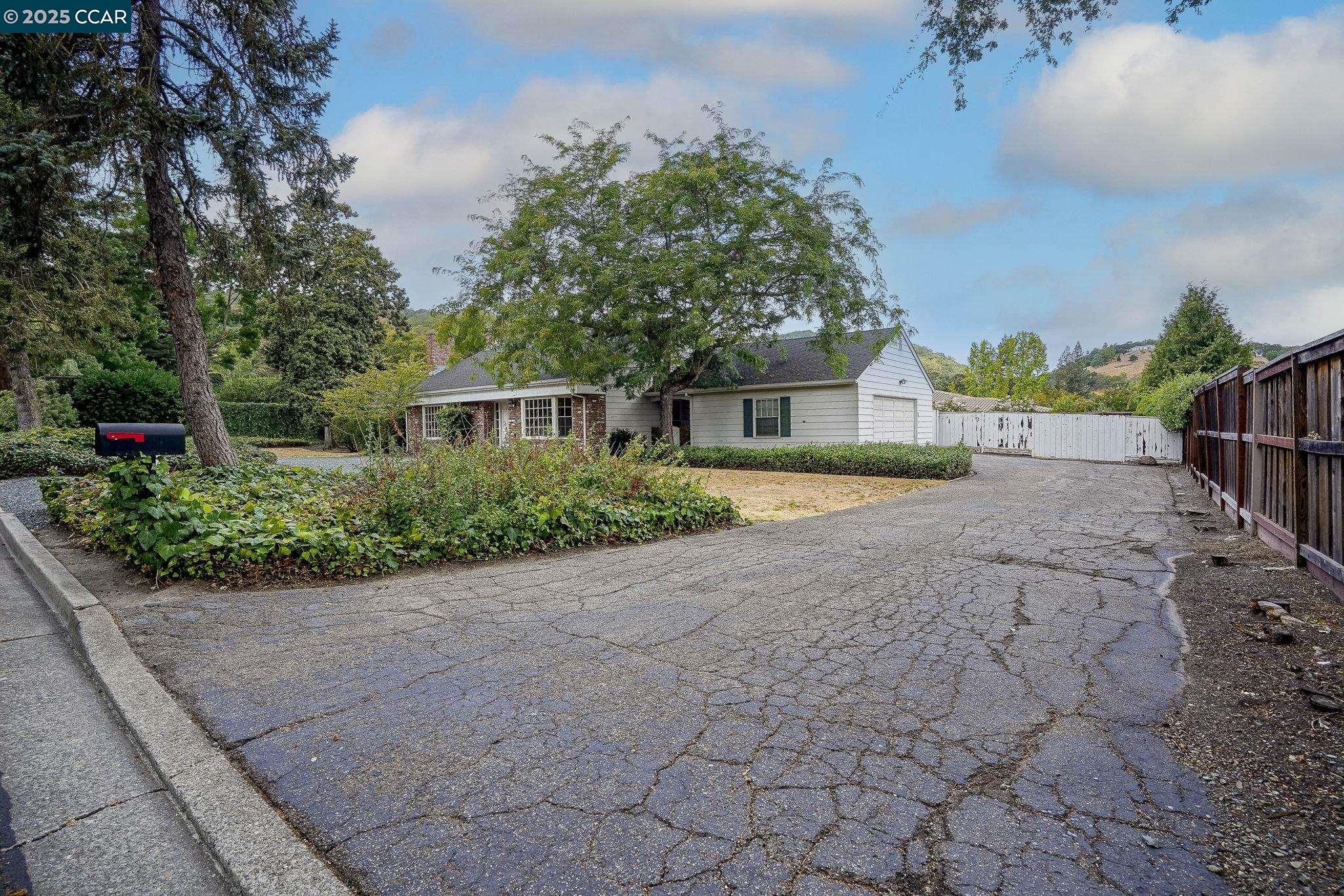 Detail Gallery Image 6 of 20 For 1570 Las Trampas, Alamo,  CA 94507 - 3 Beds | 2/1 Baths