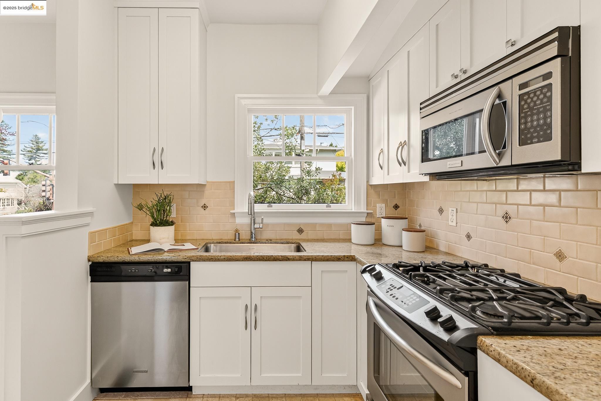 Detail Gallery Image 13 of 29 For 1501 Oxford St #1,  Berkeley,  CA 94709 - 1 Beds | 1 Baths