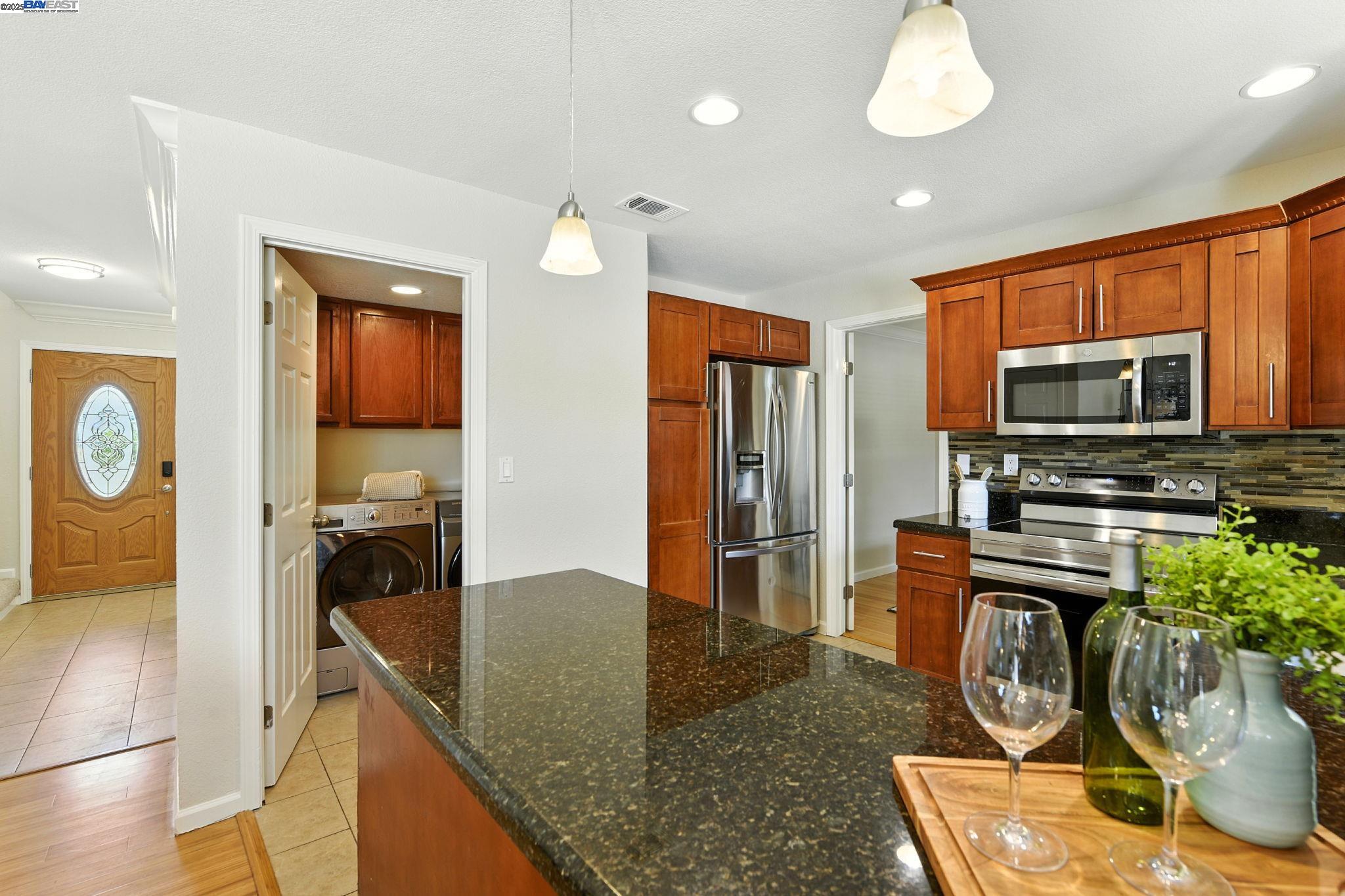 Detail Gallery Image 7 of 39 For 3672 Sun Maiden Way, Antelope,  CA 95843 - 3 Beds | 2/1 Baths