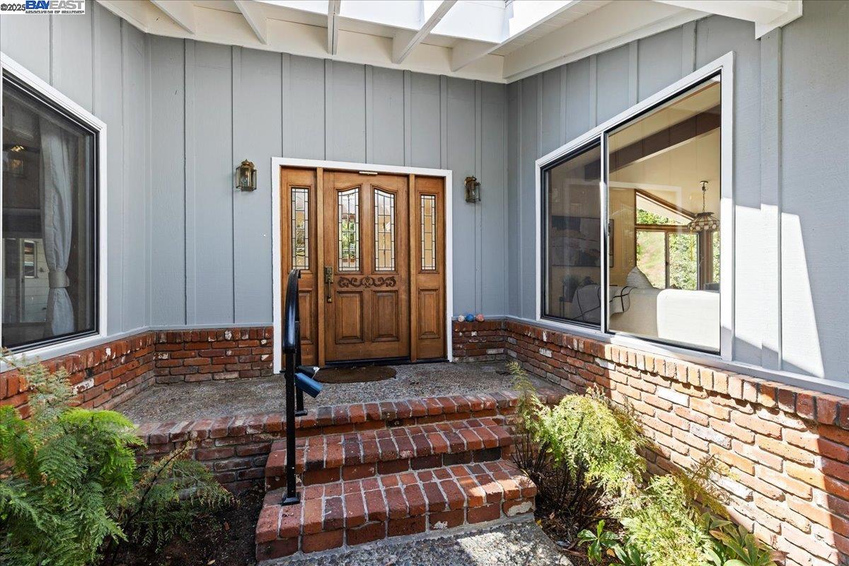 Detail Gallery Image 4 of 36 For 30261 Palomares Rd, Castro Valley,  CA 94552 - 6 Beds | 4 Baths