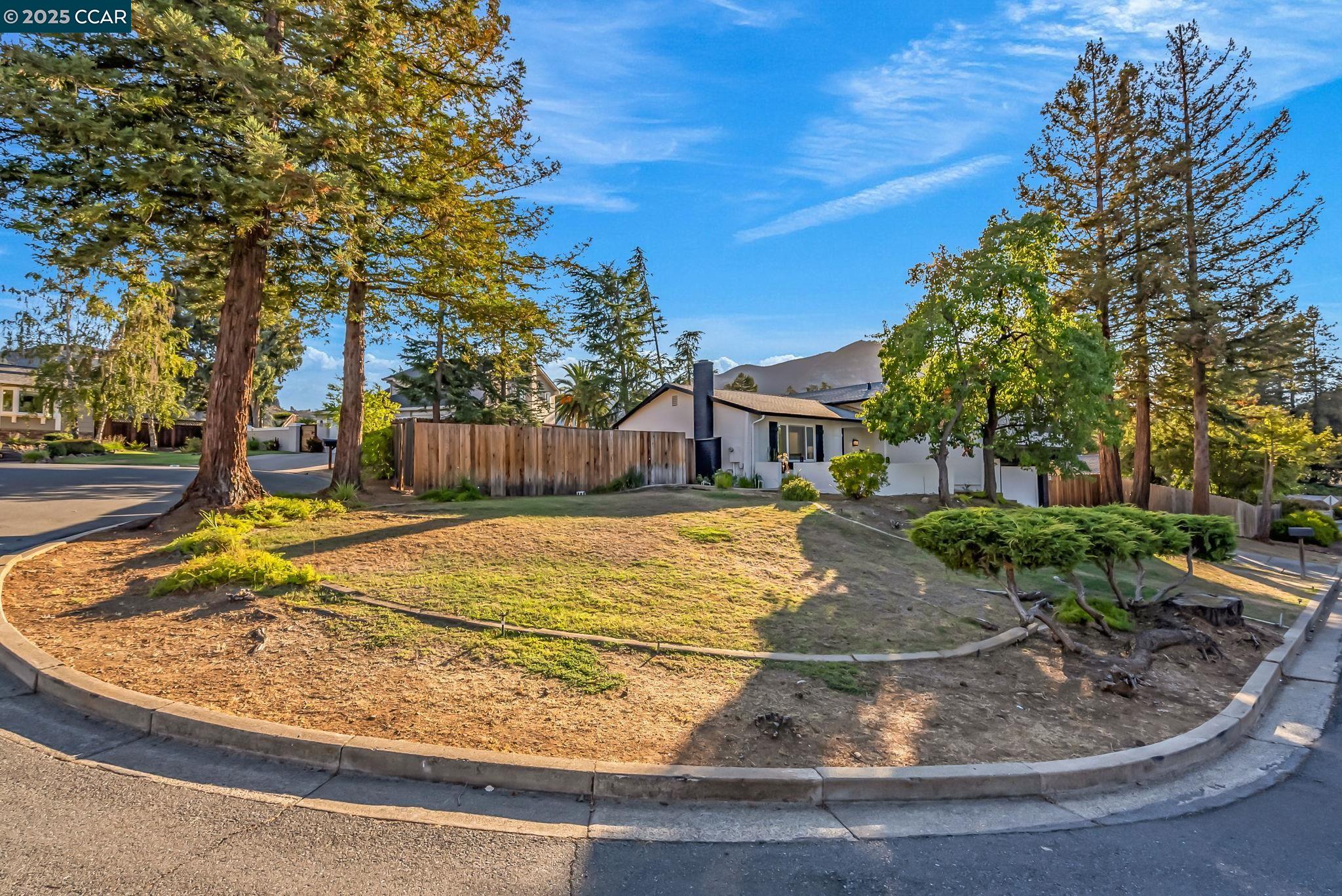 Detail Gallery Image 3 of 48 For 20 Mt Tamalpais Pl, Clayton,  CA 94517 - 4 Beds | 2/1 Baths