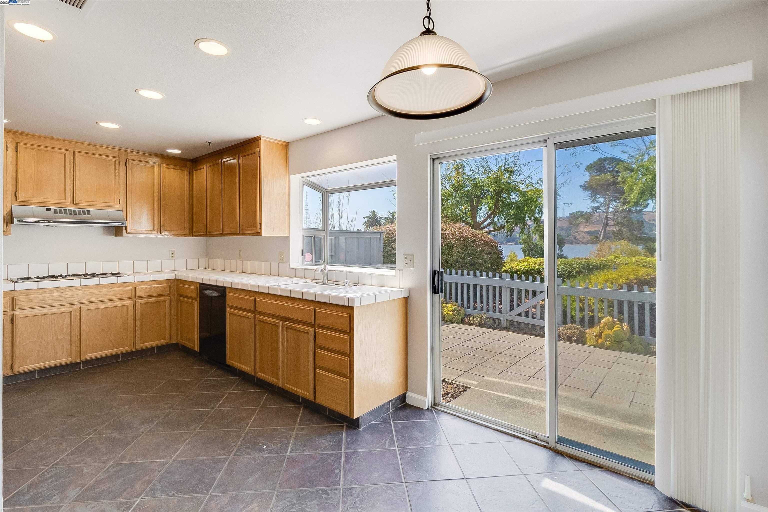 Detail Gallery Image 6 of 32 For 7 Shoal Dr E, Vallejo,  CA 94591 - 3 Beds | 2/1 Baths