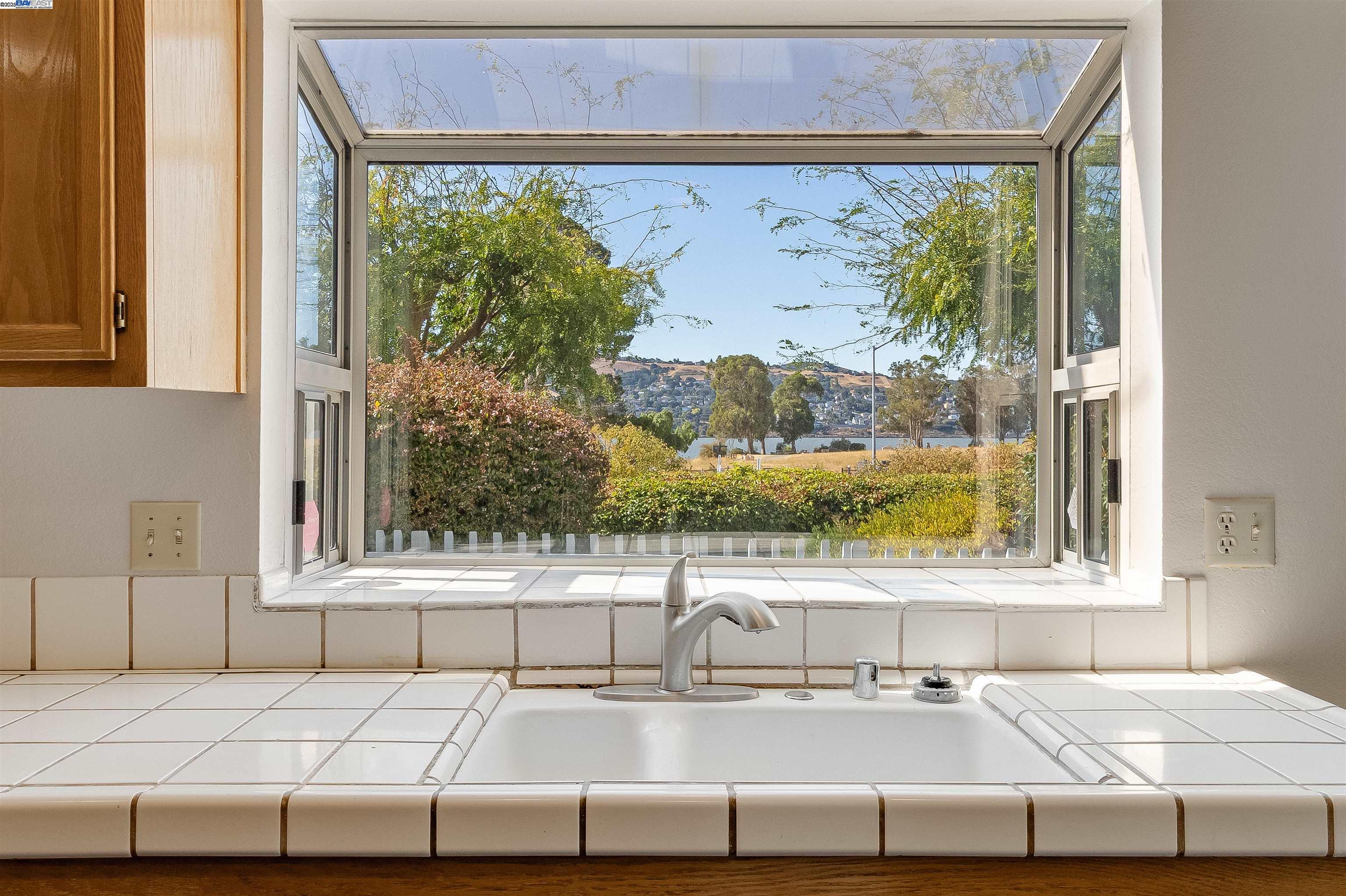 Detail Gallery Image 7 of 32 For 7 Shoal Dr E, Vallejo,  CA 94591 - 3 Beds | 2/1 Baths