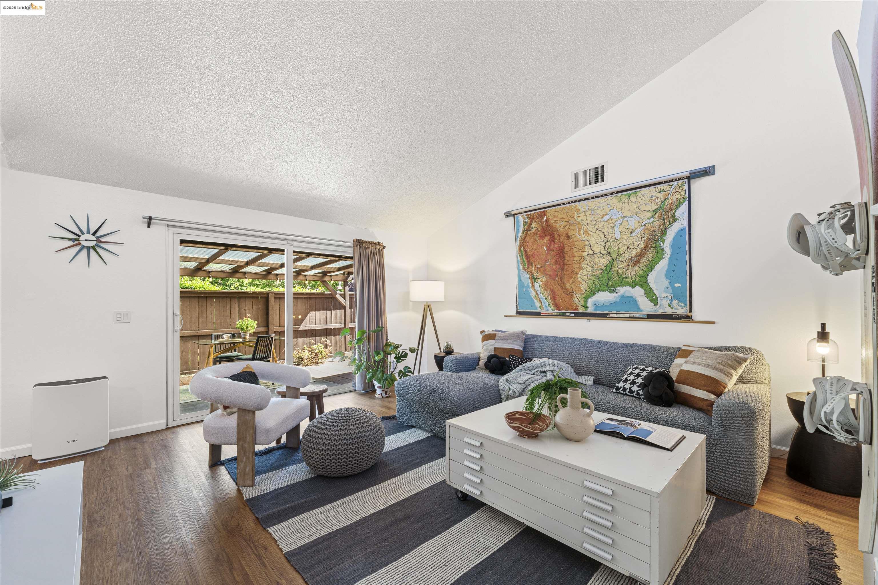 Detail Gallery Image 2 of 41 For 1001 Damon Ct, Santa Rosa,  CA 95401 - 3 Beds | 2 Baths