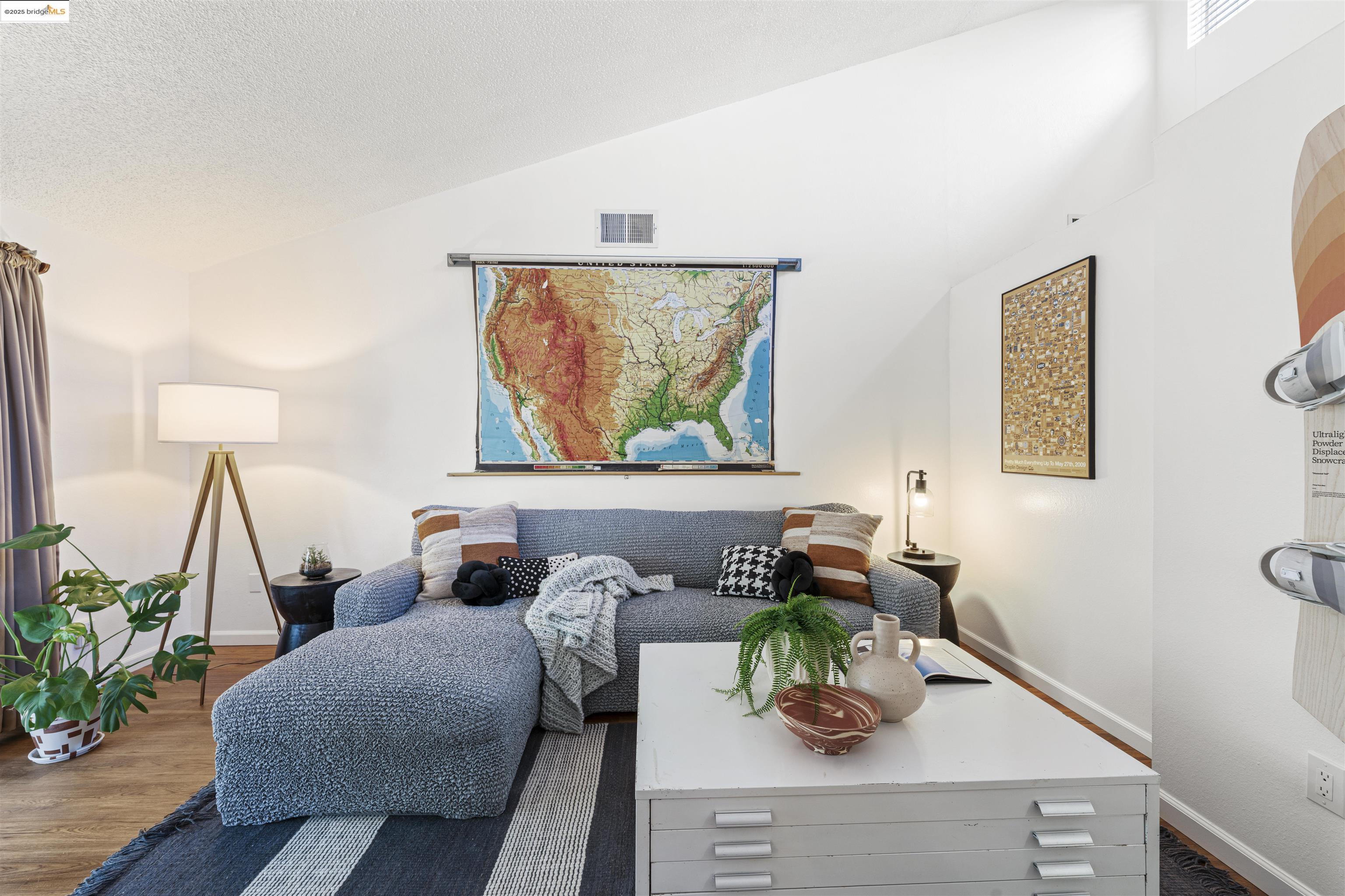 Detail Gallery Image 4 of 41 For 1001 Damon Ct, Santa Rosa,  CA 95401 - 3 Beds | 2 Baths