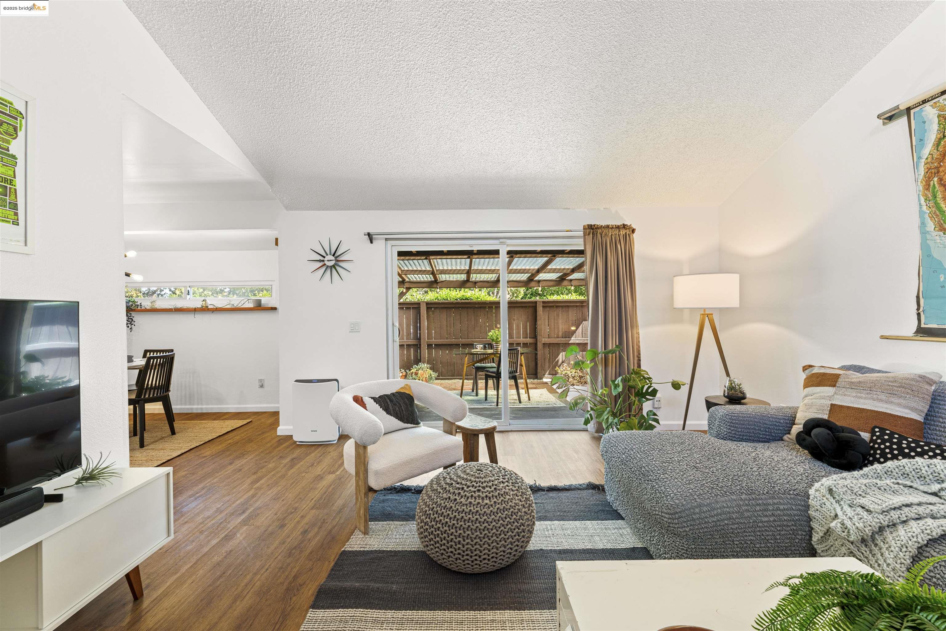 Detail Gallery Image 5 of 41 For 1001 Damon Ct, Santa Rosa,  CA 95401 - 3 Beds | 2 Baths
