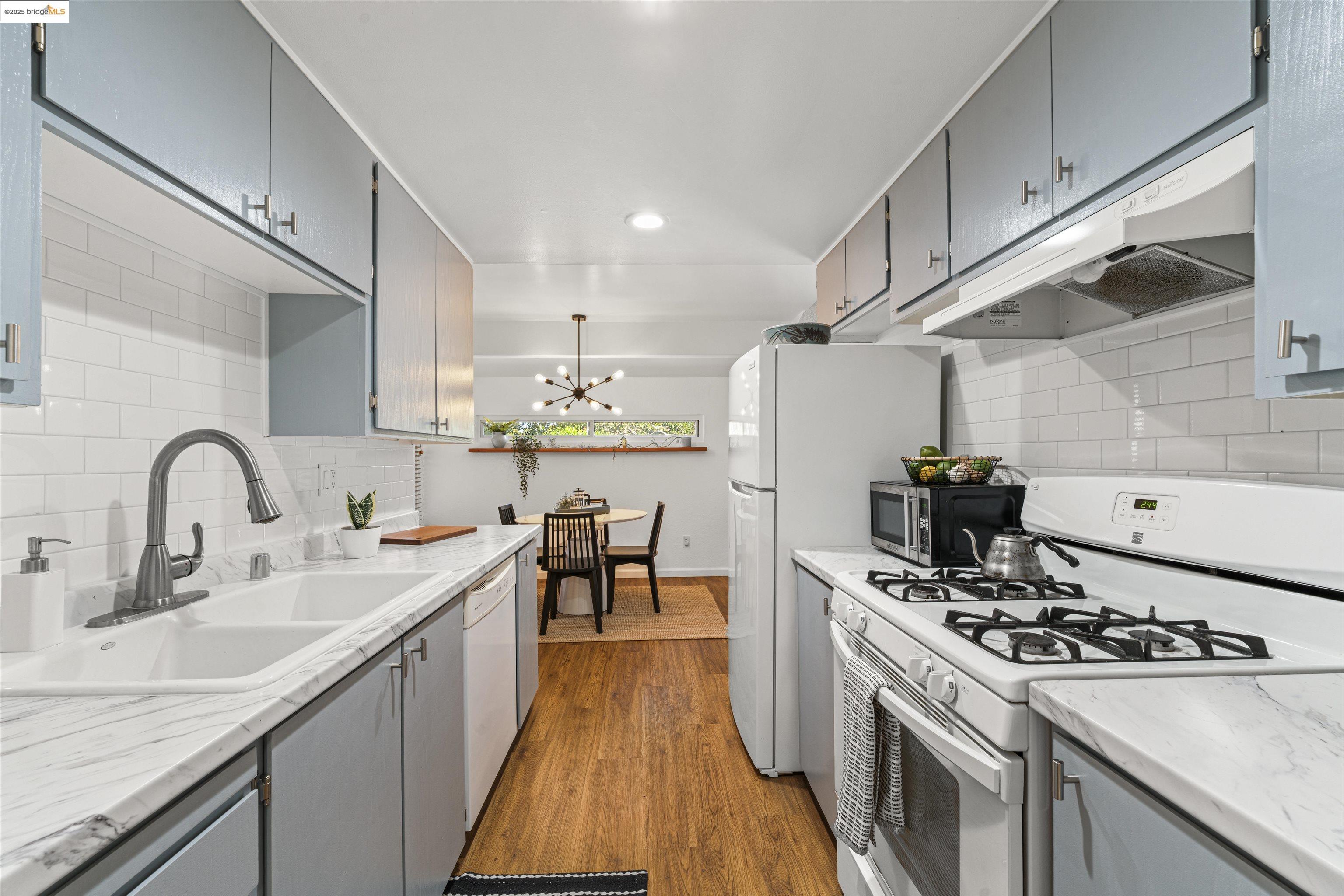 Detail Gallery Image 6 of 41 For 1001 Damon Ct, Santa Rosa,  CA 95401 - 3 Beds | 2 Baths