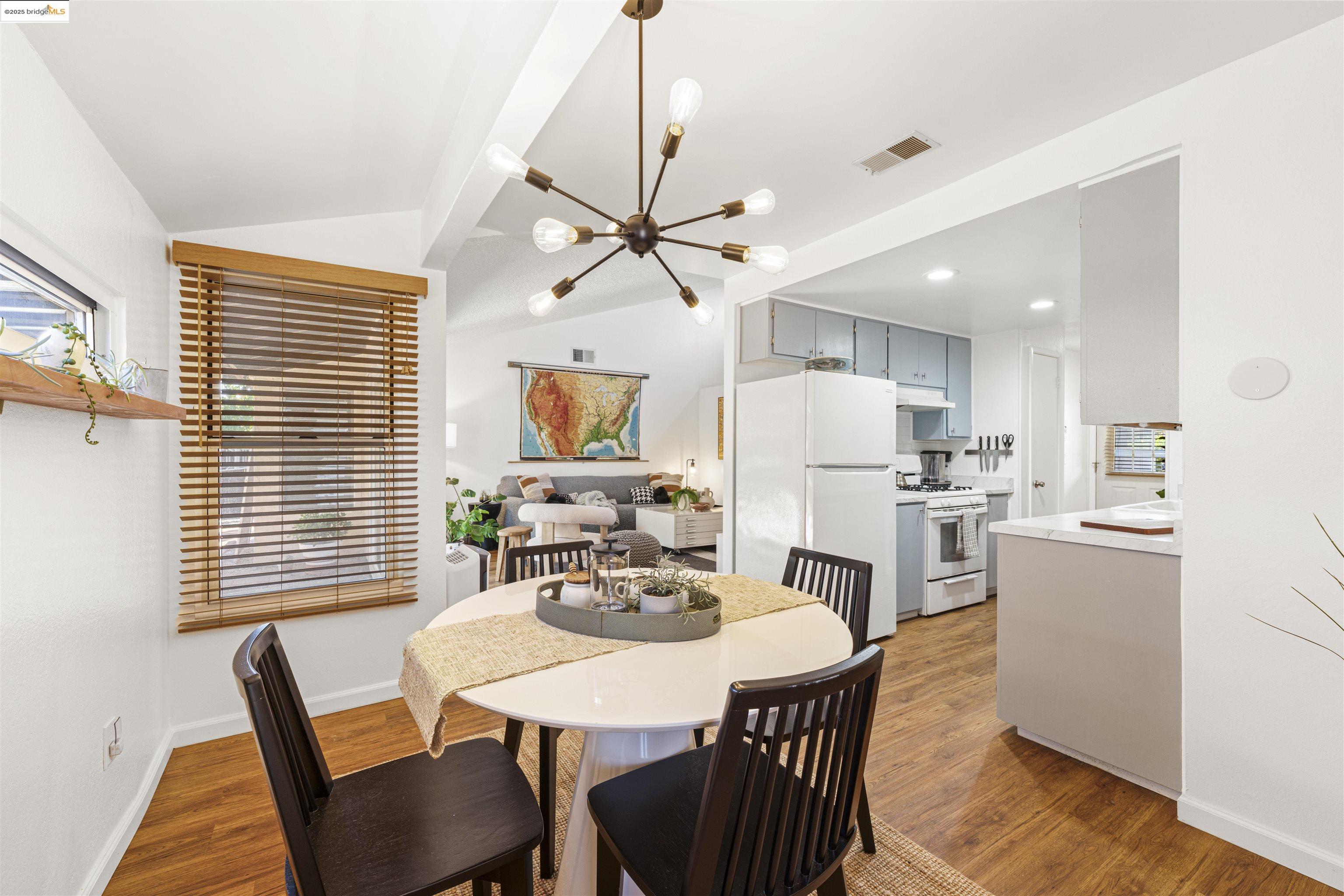 Detail Gallery Image 9 of 41 For 1001 Damon Ct, Santa Rosa,  CA 95401 - 3 Beds | 2 Baths