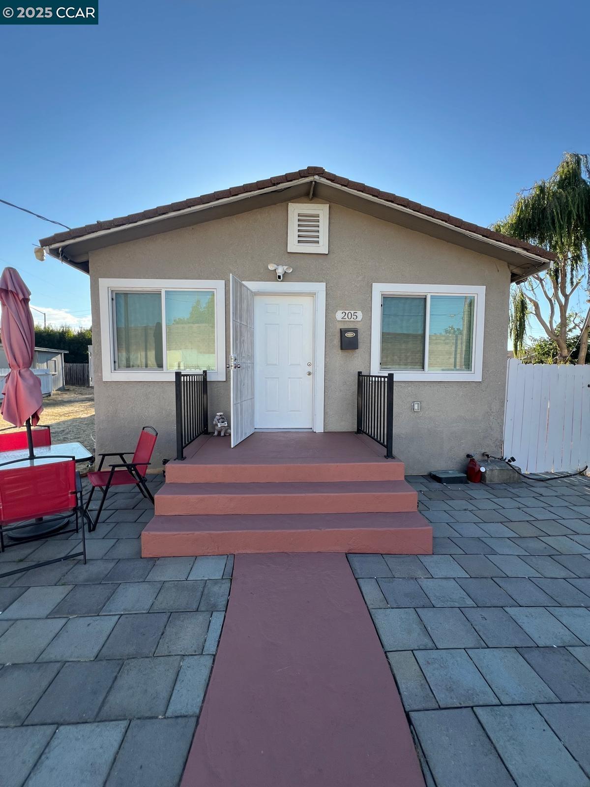 Detail Gallery Image 5 of 38 For 205 Curry Ave, Vallejo,  CA 94590 - 3 Beds | 2 Baths