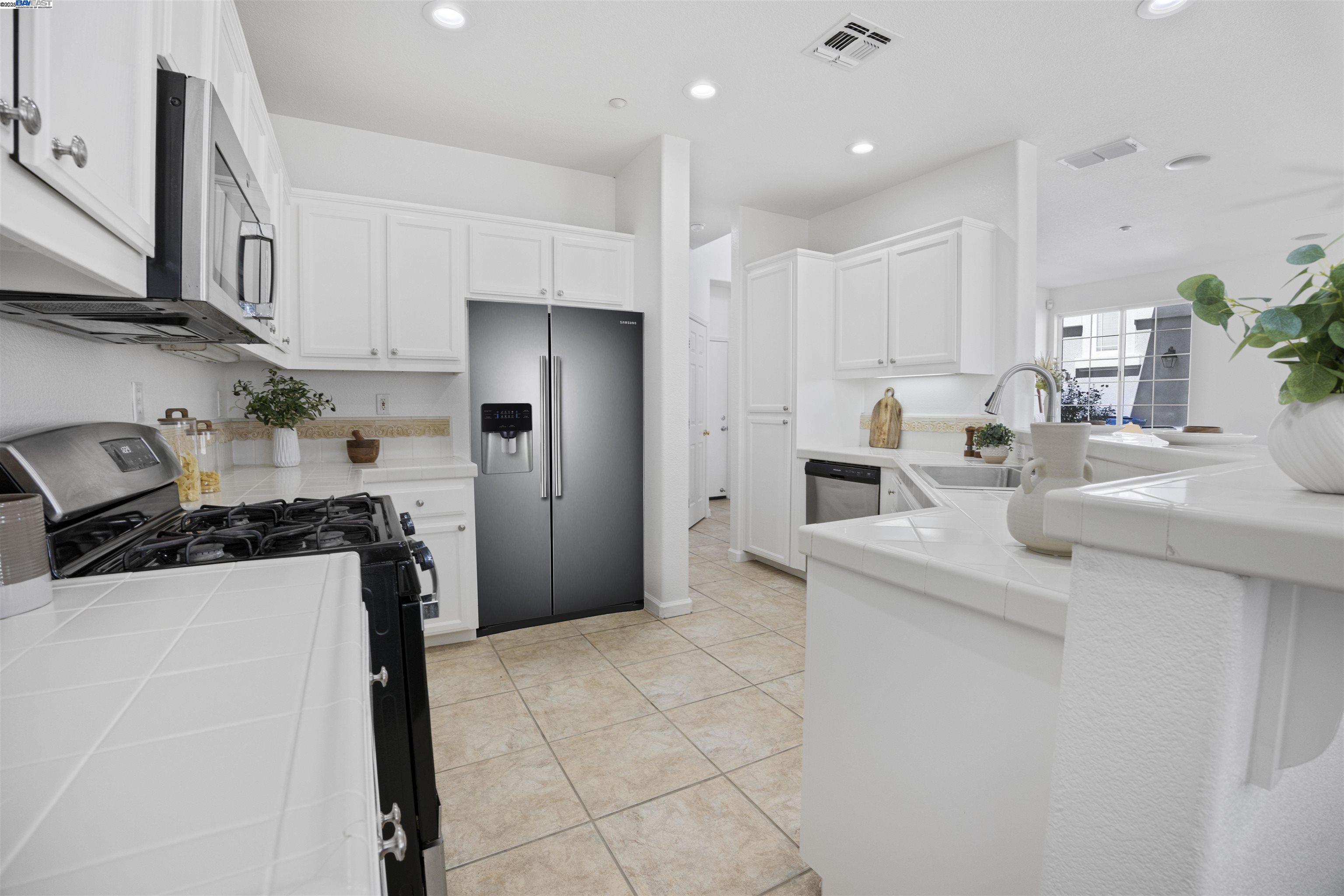 Detail Gallery Image 3 of 38 For 829 Berryessa Ct, Livermore,  CA 94551 - 3 Beds | 2/1 Baths