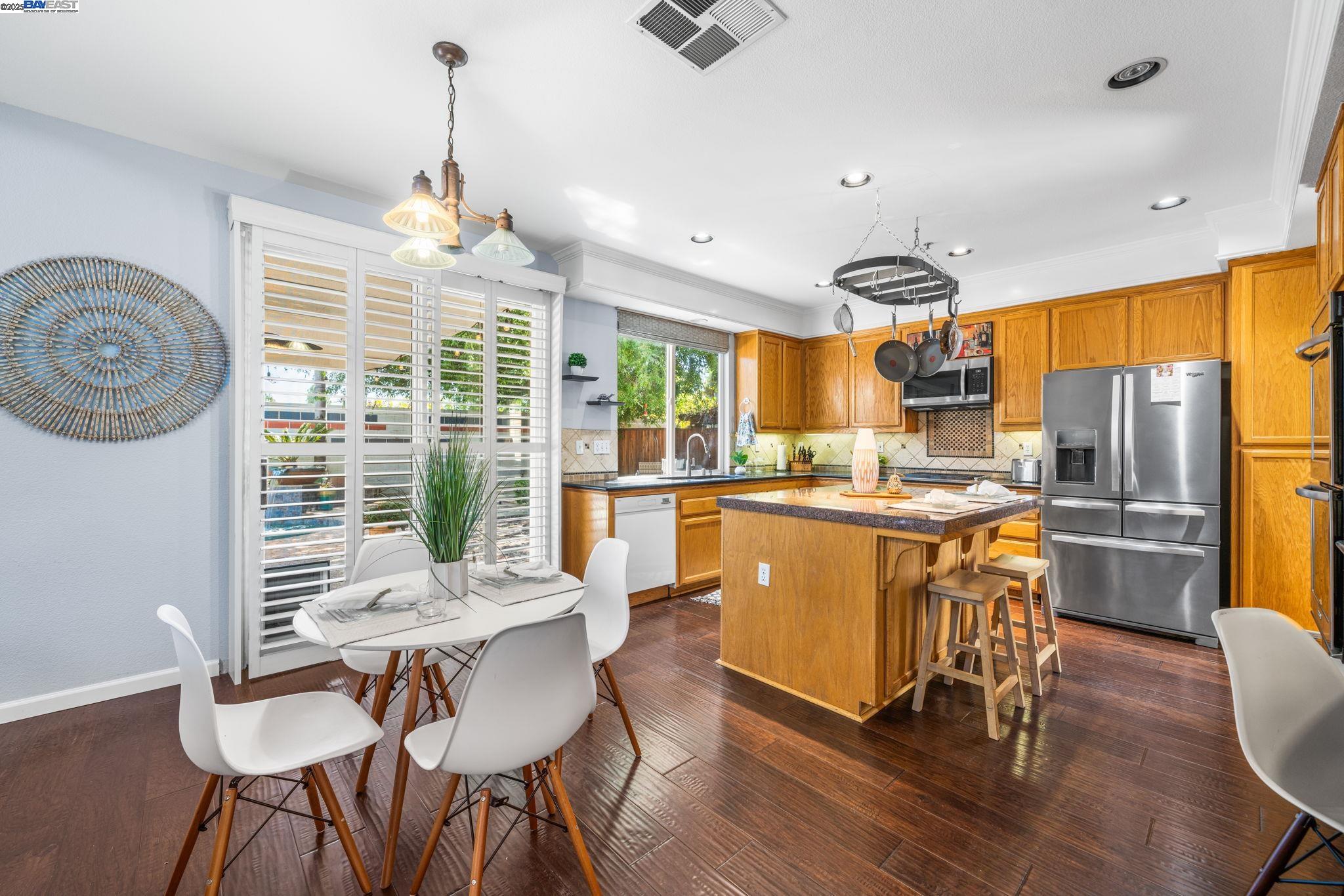 Detail Gallery Image 18 of 60 For 635 Eliot Dr, Livermore,  CA 94551 - 5 Beds | 2/1 Baths