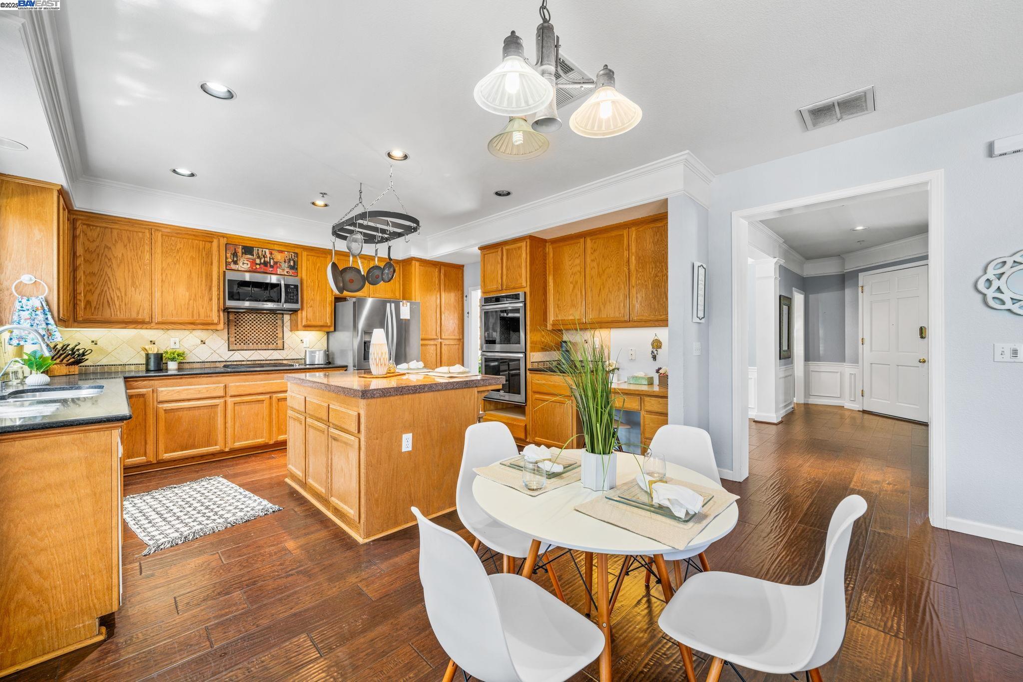 Detail Gallery Image 19 of 60 For 635 Eliot Dr, Livermore,  CA 94551 - 5 Beds | 2/1 Baths