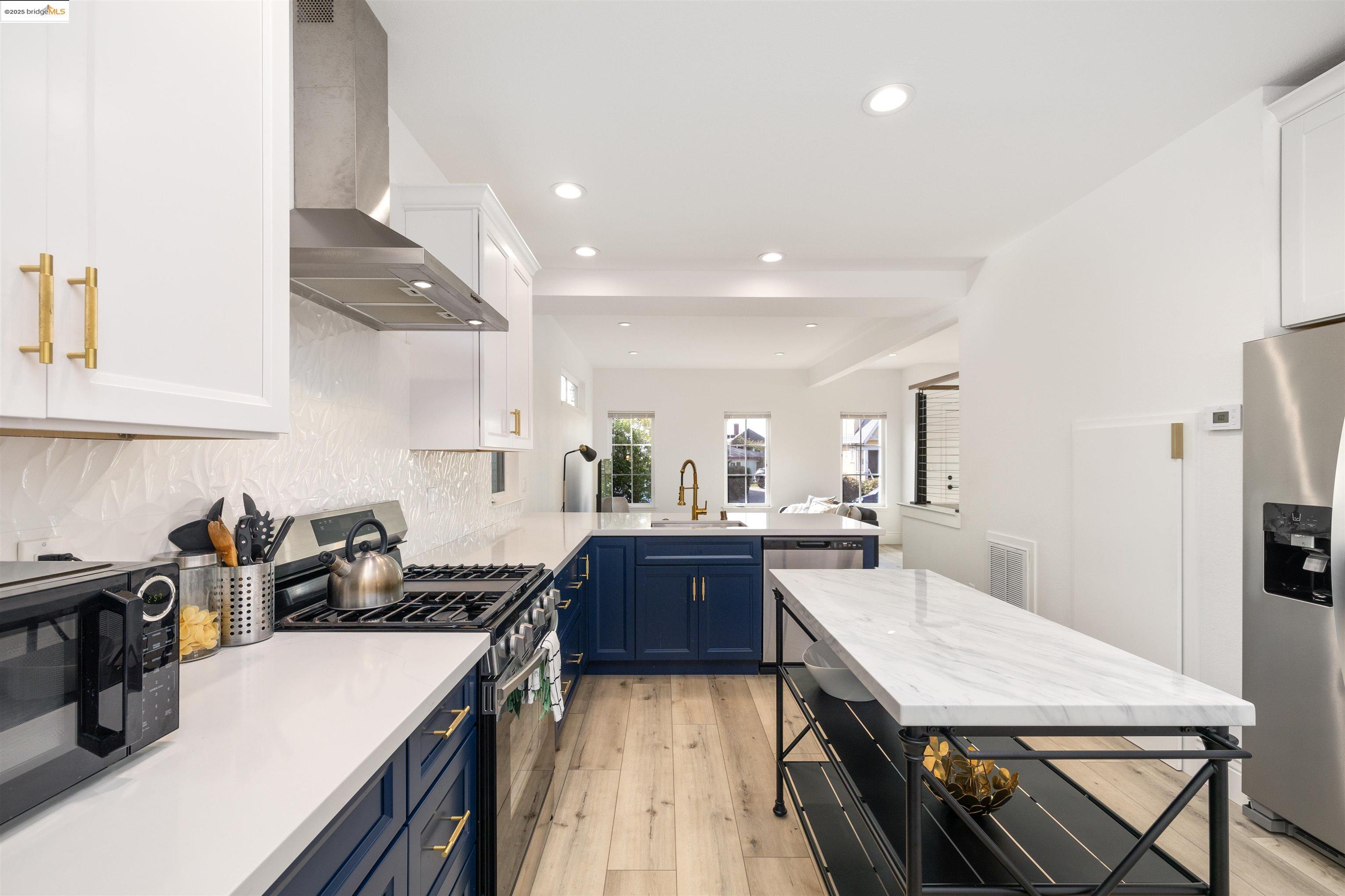 Detail Gallery Image 10 of 41 For 712 39th St, Oakland,  CA 94609 - 4 Beds | 3/1 Baths