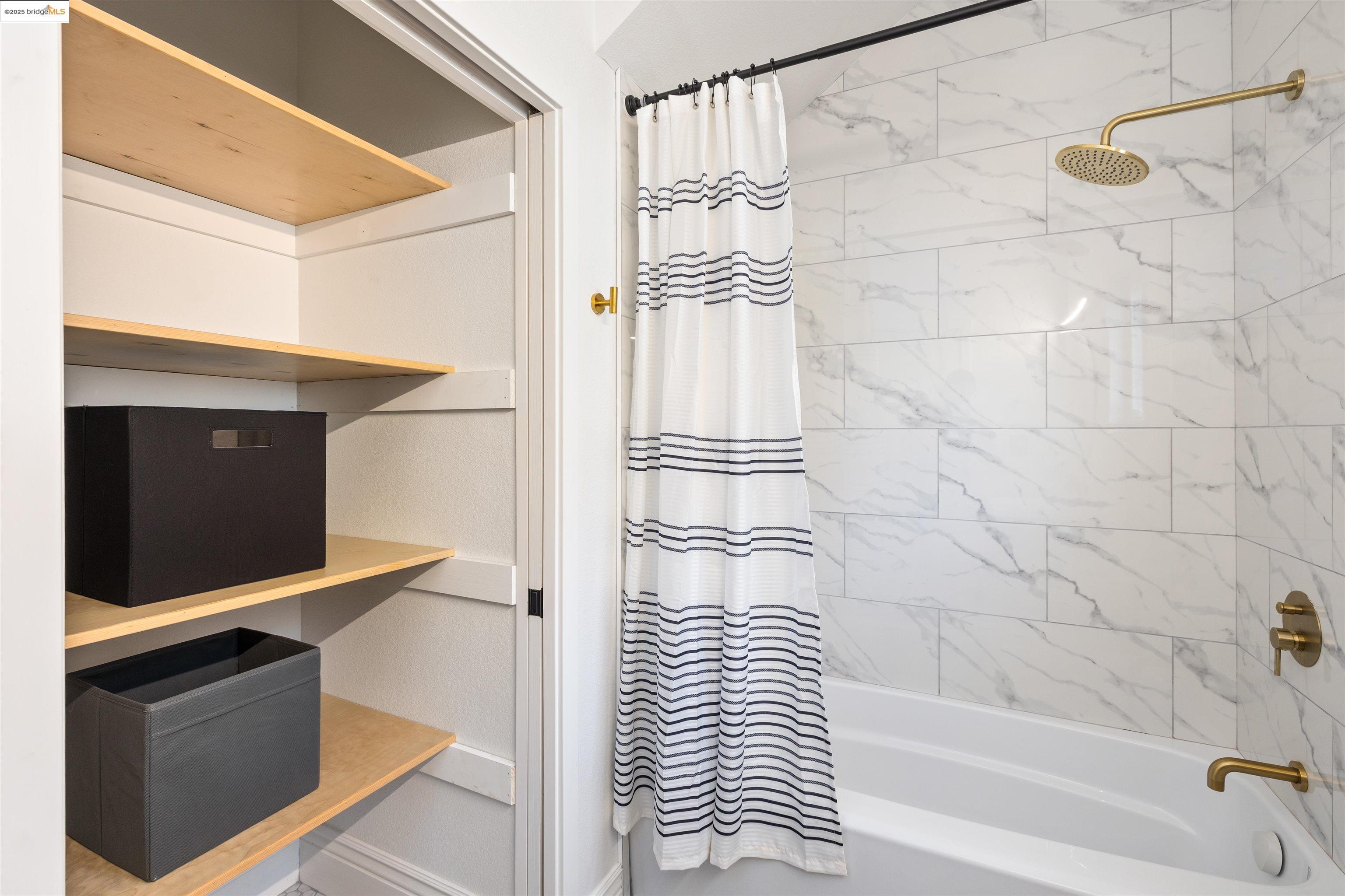 Detail Gallery Image 18 of 41 For 712 39th St, Oakland,  CA 94609 - 4 Beds | 3/1 Baths