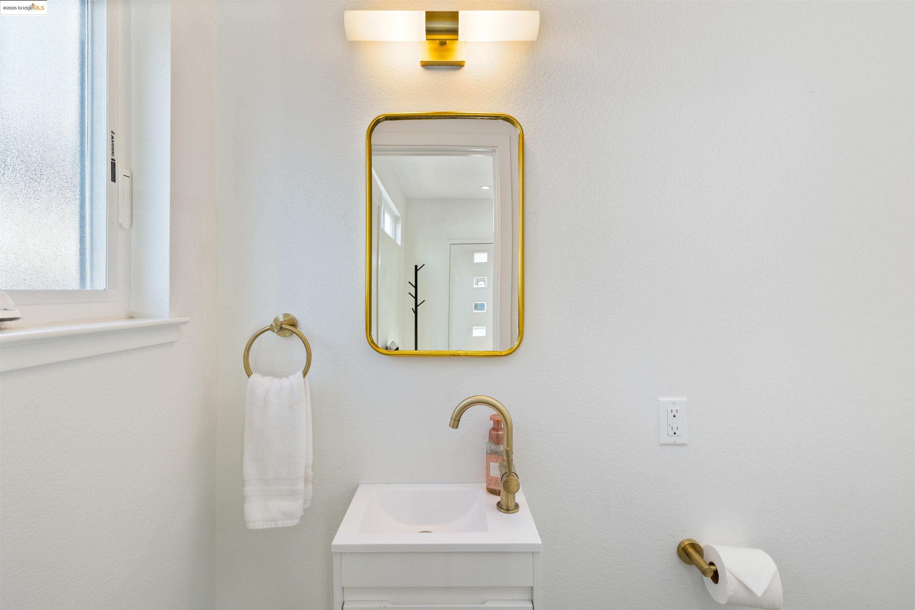 Detail Gallery Image 5 of 41 For 712 39th St, Oakland,  CA 94609 - 4 Beds | 3/1 Baths