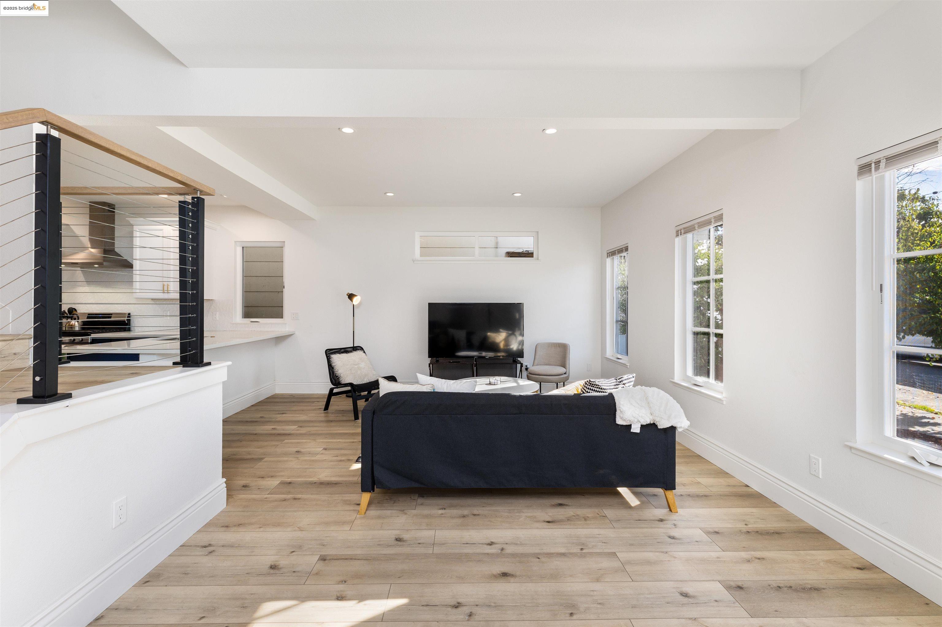 Detail Gallery Image 6 of 41 For 712 39th St, Oakland,  CA 94609 - 4 Beds | 3/1 Baths