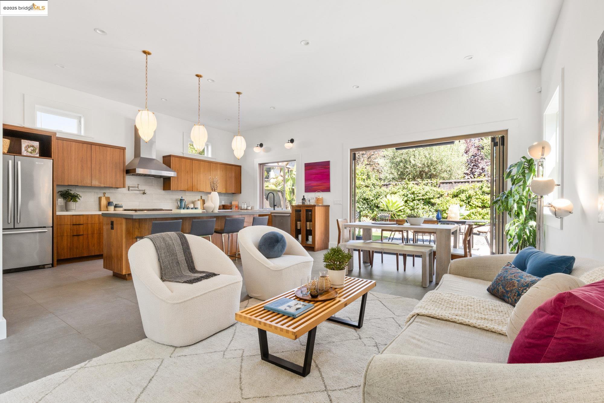 Detail Gallery Image 15 of 59 For 5734 Maccall St, Oakland,  CA 94609 - 4 Beds | 4 Baths