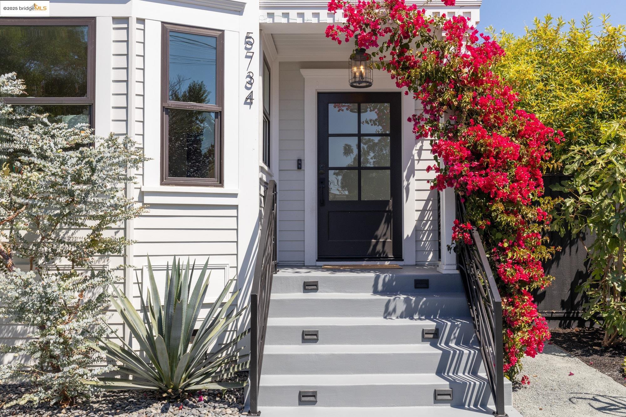 Detail Gallery Image 3 of 59 For 5734 Maccall St, Oakland,  CA 94609 - 4 Beds | 4 Baths