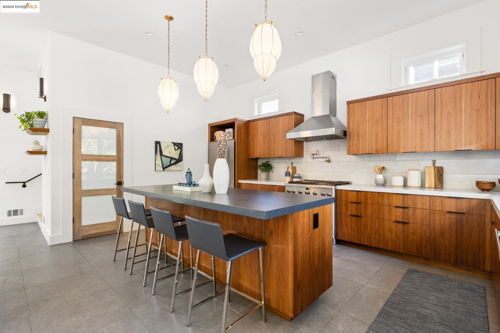 Detail Gallery Image 21 of 59 For 5734 Maccall St, Oakland,  CA 94609 - 4 Beds | 4 Baths
