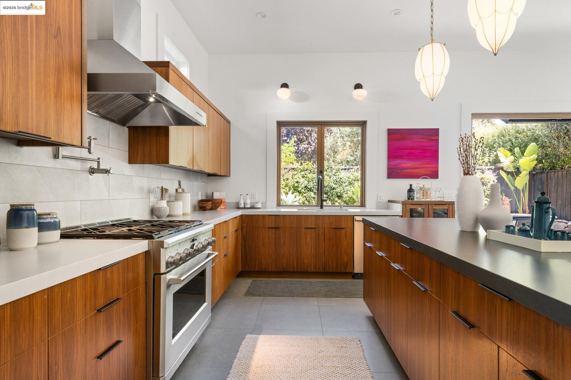 Detail Gallery Image 23 of 59 For 5734 Maccall St, Oakland,  CA 94609 - 4 Beds | 4 Baths