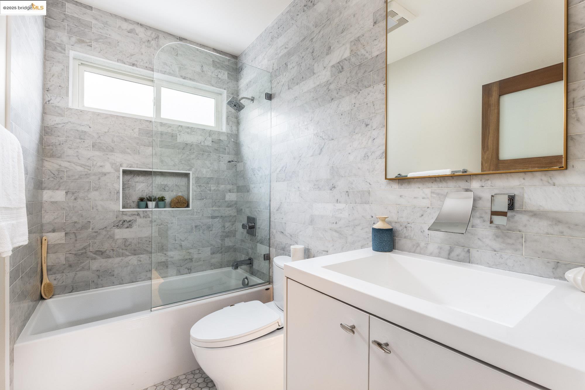 Detail Gallery Image 9 of 59 For 5734 Maccall St, Oakland,  CA 94609 - 4 Beds | 4 Baths