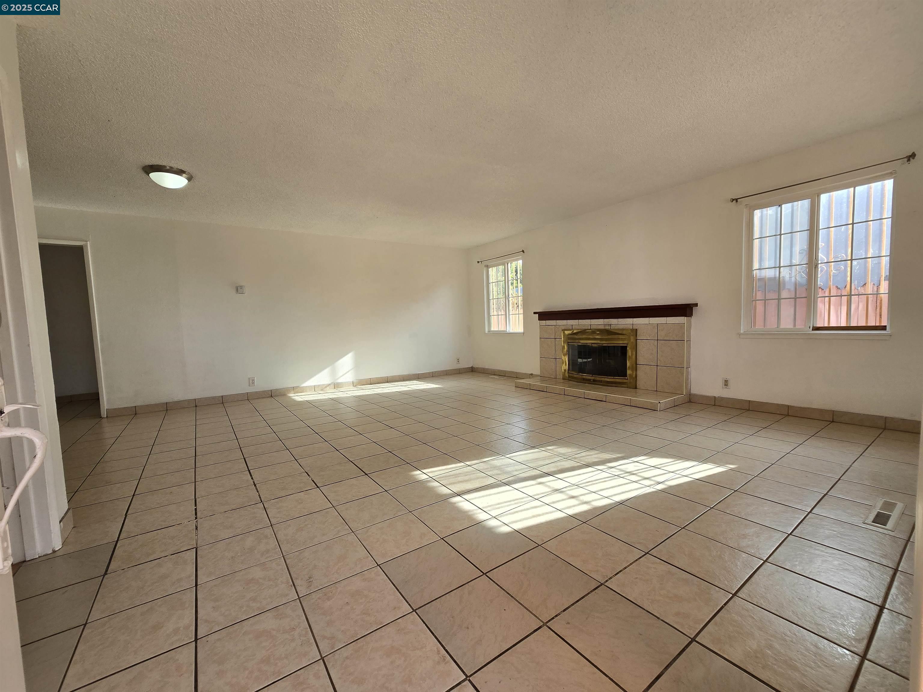 Detail Gallery Image 2 of 10 For 2849 Rheem Ave, Richmond,  CA 94804 - 3 Beds | 1/1 Baths