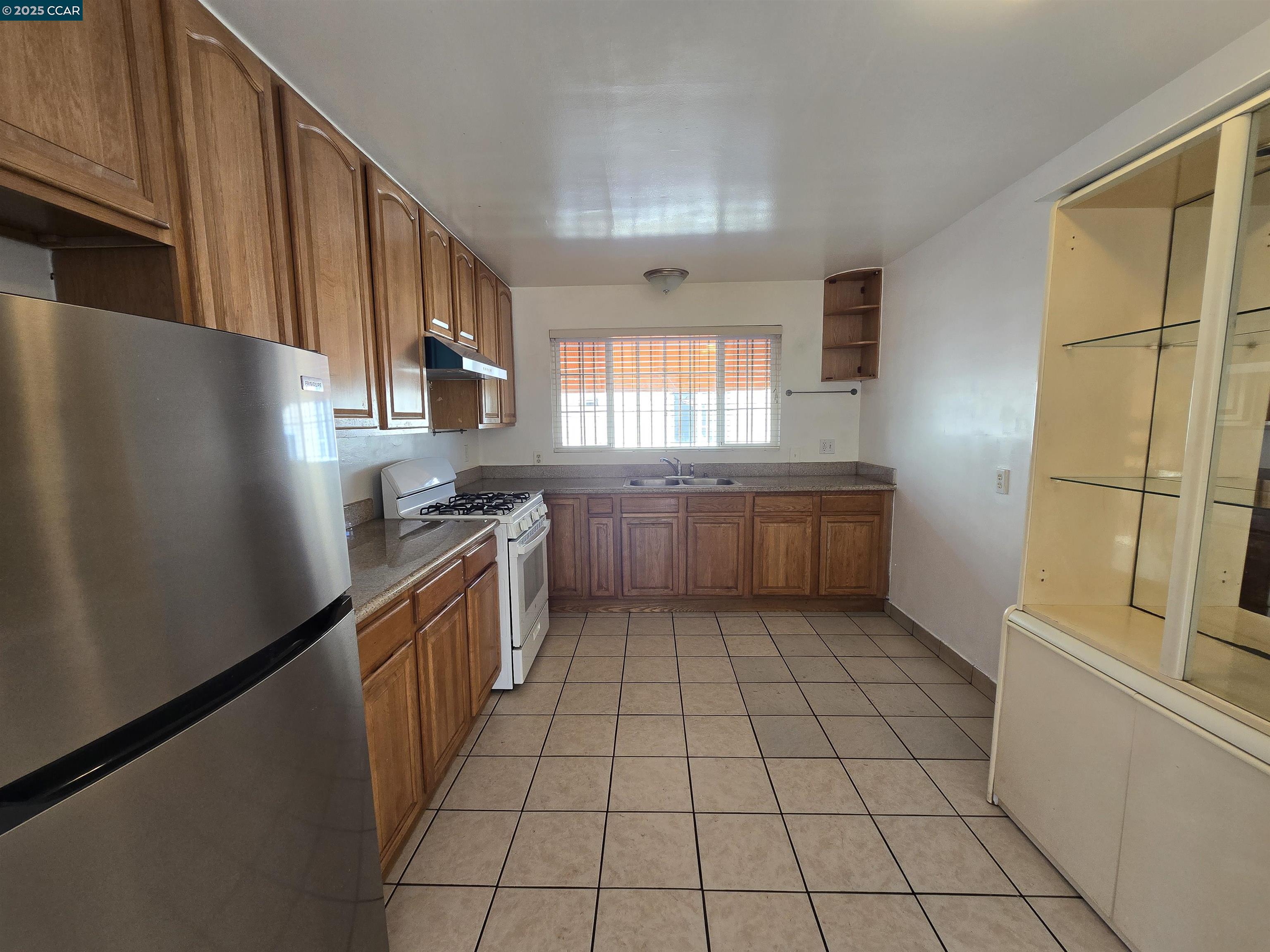 Detail Gallery Image 3 of 10 For 2849 Rheem Ave, Richmond,  CA 94804 - 3 Beds | 1/1 Baths