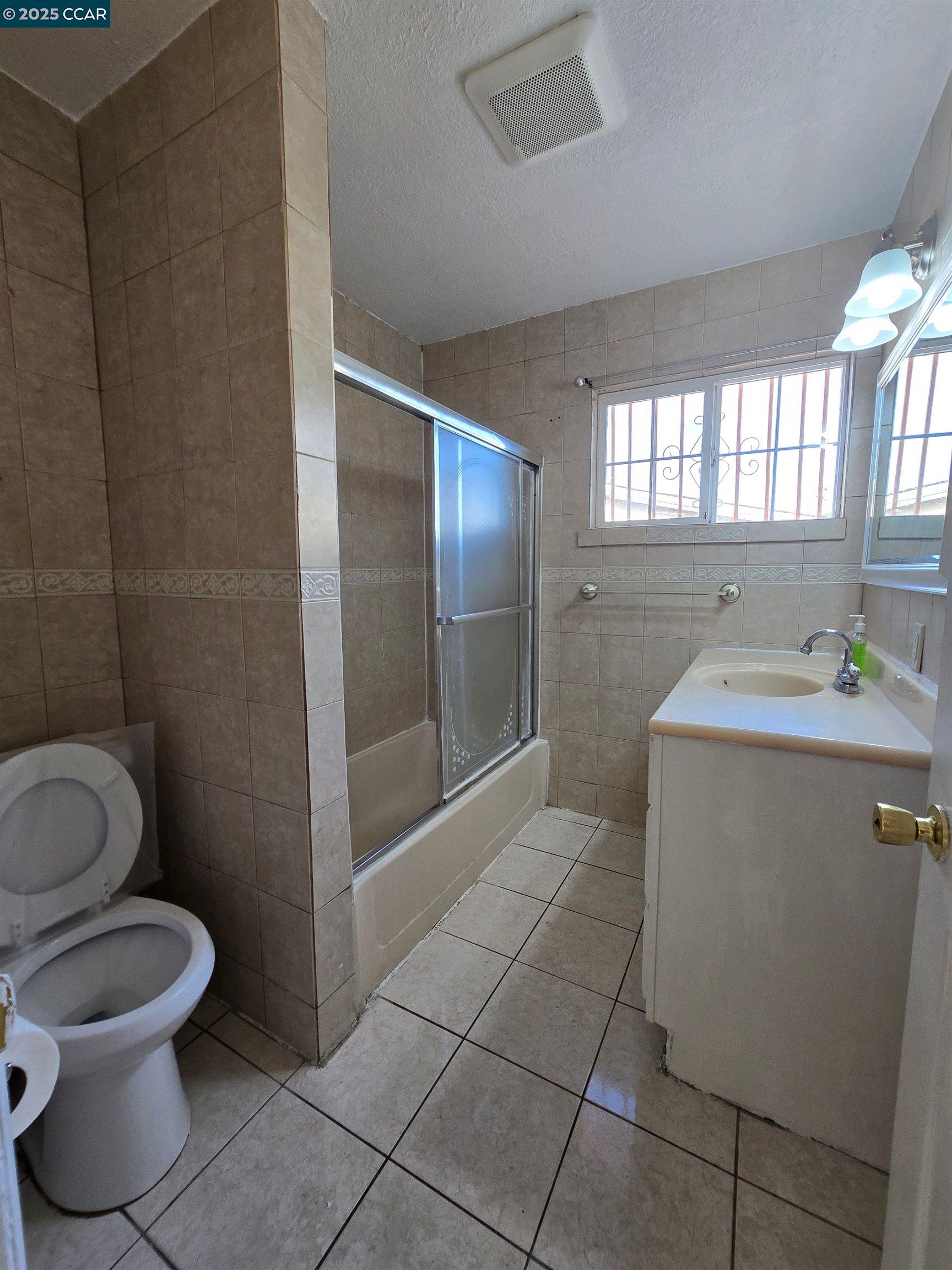 Detail Gallery Image 4 of 10 For 2849 Rheem Ave, Richmond,  CA 94804 - 3 Beds | 1/1 Baths