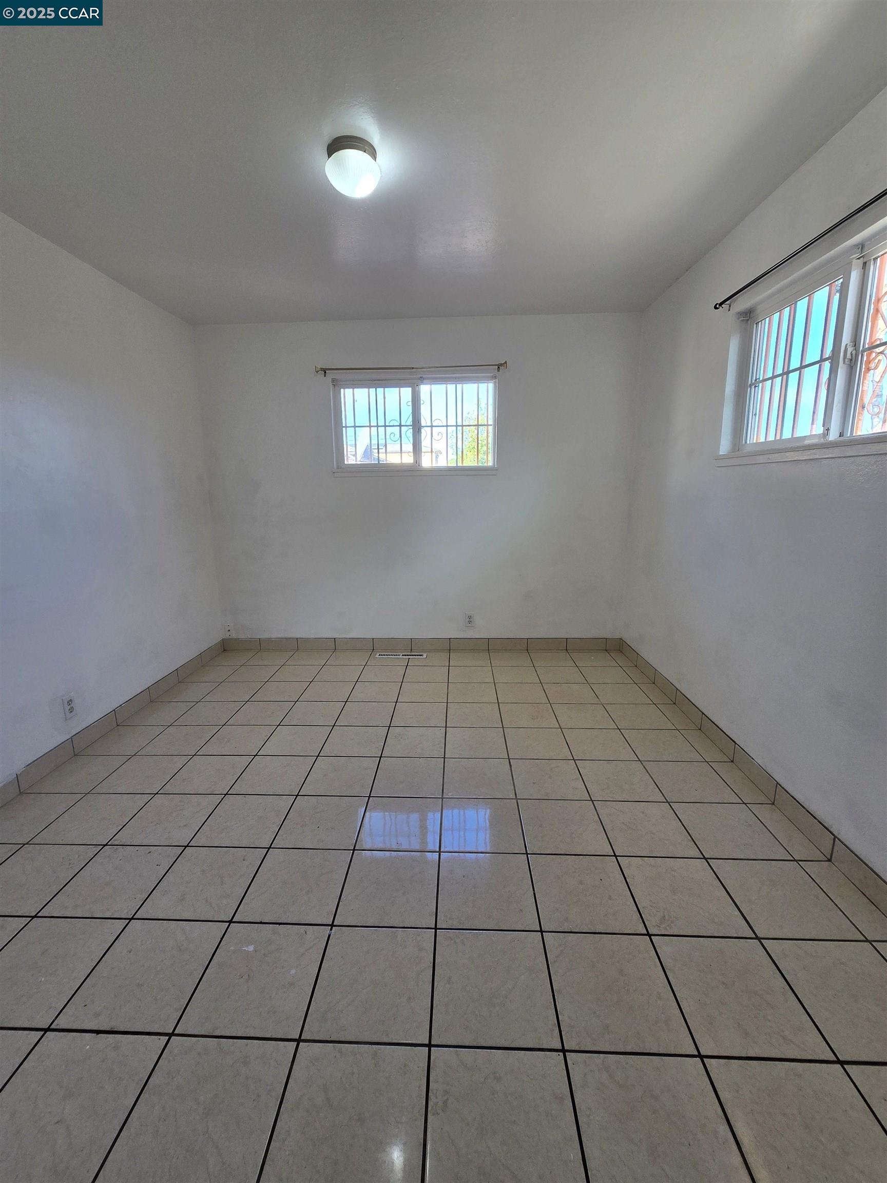 Detail Gallery Image 5 of 10 For 2849 Rheem Ave, Richmond,  CA 94804 - 3 Beds | 1/1 Baths